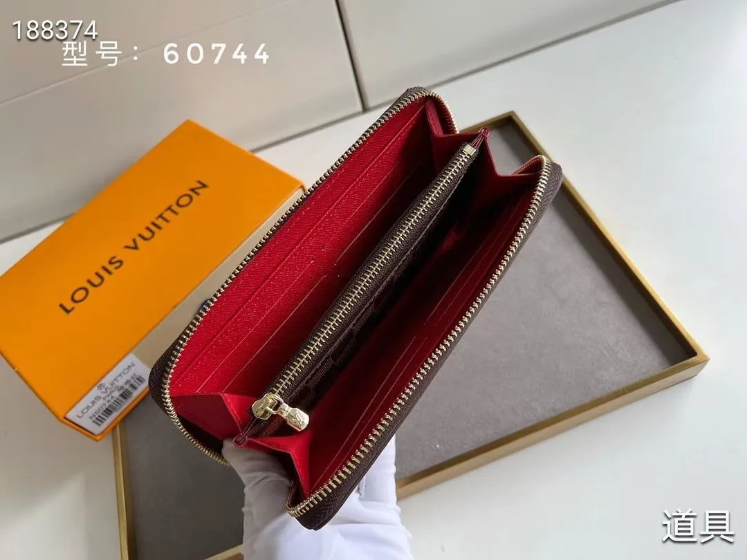P100💰💎The original LV Clemence wallet is small and compact but has ample capacity. It is made of exquisite and durable Monogram canvas material. Bright color lining and leather zippers show off the playful charm of women. Model: 60744/60742. Size: 19.5×9×1.5cm
