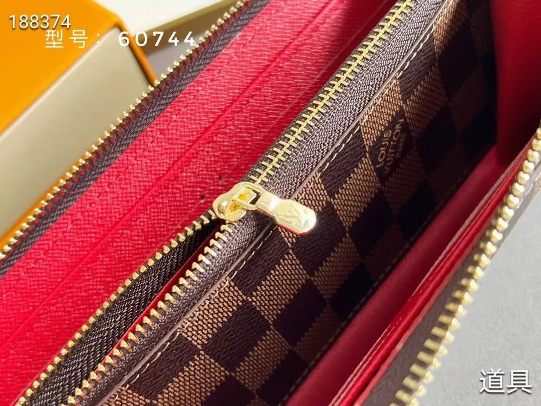 P100💰💎The original LV Clemence wallet is small and compact but has ample capacity. It is made of exquisite and durable Monogram canvas material. Bright color lining and leather zippers show off the playful charm of women. Model: 60744/60742. Size: 19.5×9×1.5cm