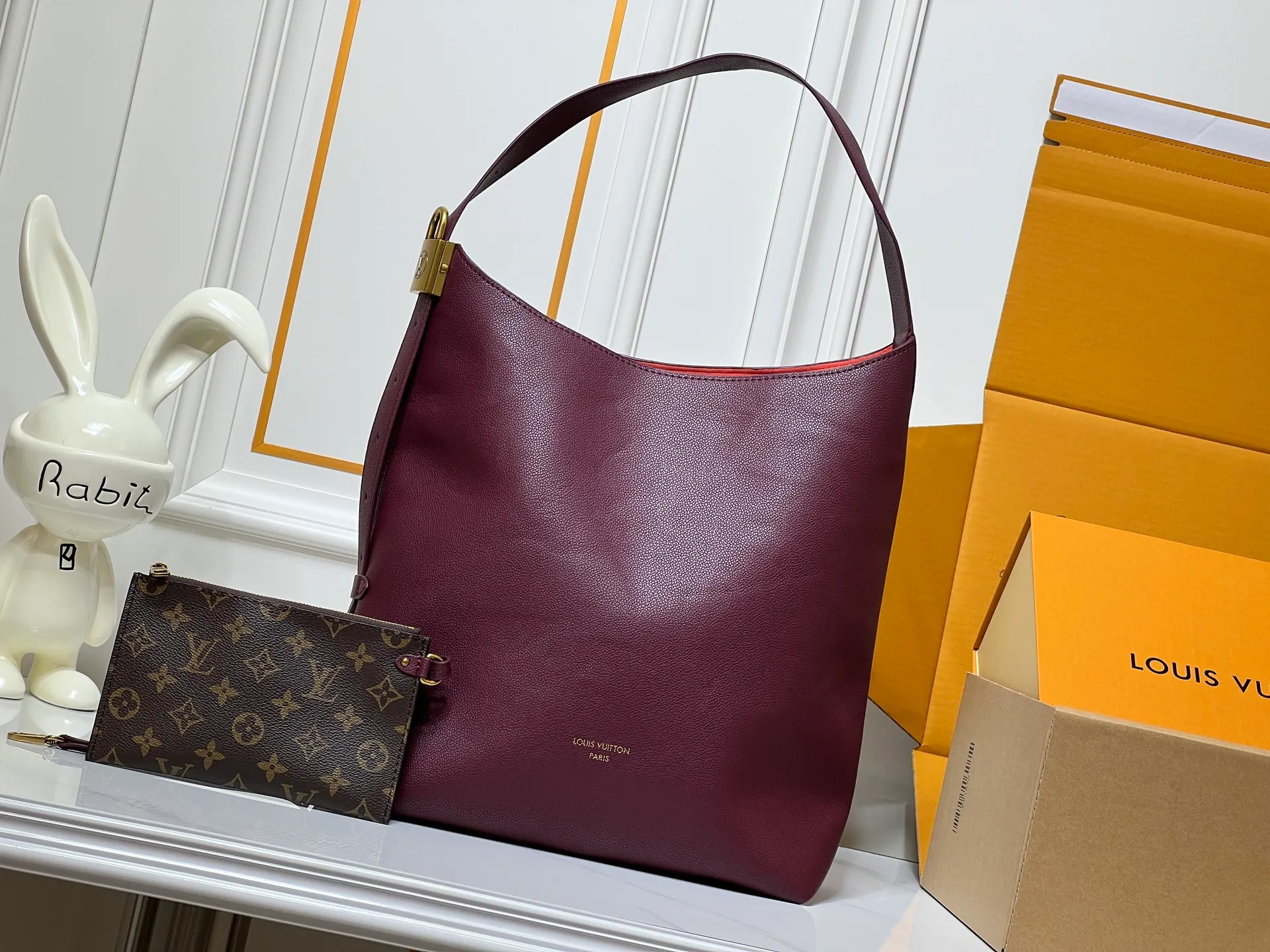 Batch 300💰 Large size upgraded original (imitation original) M24974 M24856 M25022 M25352 M25353 M25354 This small Low Key Hobo handbag is made of smooth cow leather with suede cow leather lining. It can accommodate short wallets, large smartphones, keys and other small items. The shoulder strap is adjustable with a padlock buckle, and a removable Monogram canvas zippered interior pocket keeps it organized. Dimensions: 31x35x18cm (length x height x width)