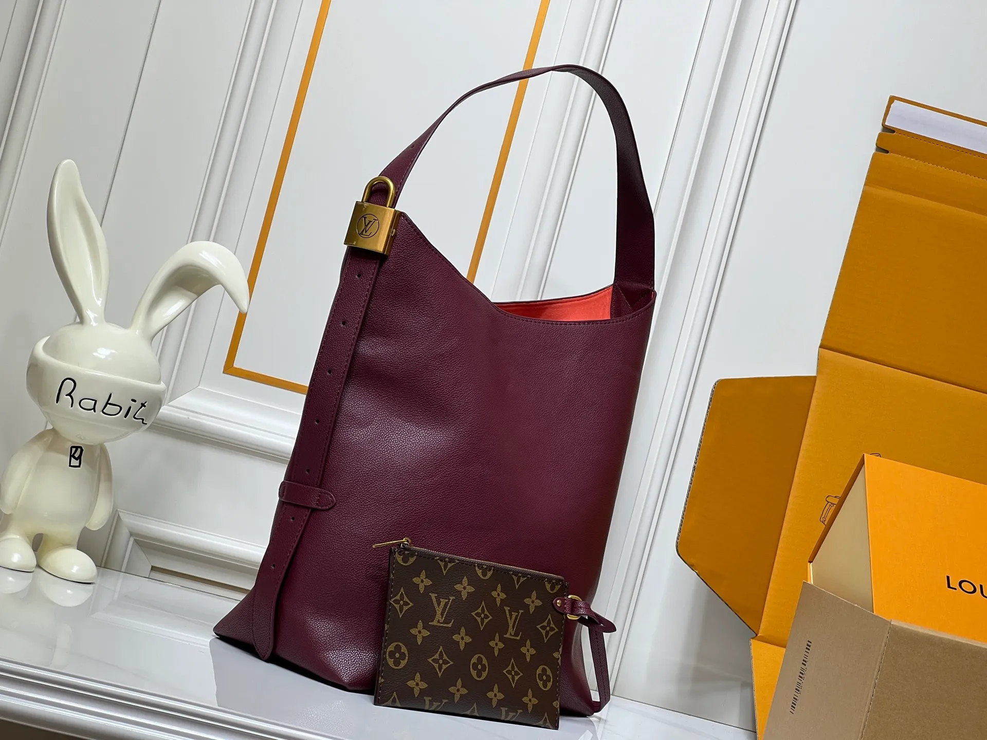 Batch 300💰 Large size upgraded original (imitation original) M24974 M24856 M25022 M25352 M25353 M25354 This small Low Key Hobo handbag is made of smooth cow leather with suede cow leather lining. It can accommodate short wallets, large smartphones, keys and other small items. The shoulder strap is adjustable with a padlock buckle, and a removable Monogram canvas zippered interior pocket keeps it organized. Dimensions: 31x35x18cm (length x height x width)