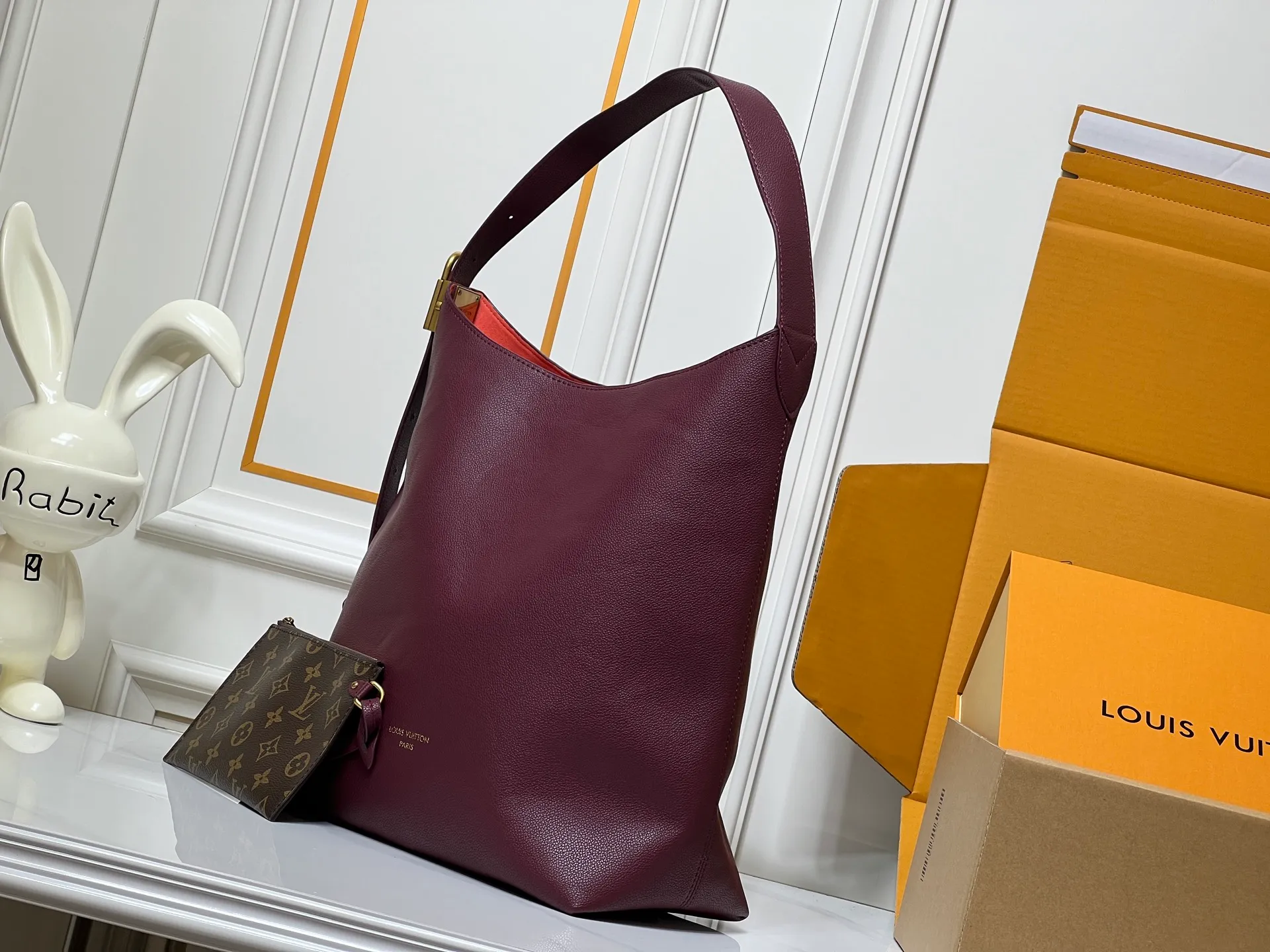 Batch 300💰 Large size upgraded original (imitation original) M24974 M24856 M25022 M25352 M25353 M25354 This small Low Key Hobo handbag is made of smooth cow leather with suede cow leather lining. It can accommodate short wallets, large smartphones, keys and other small items. The shoulder strap is adjustable with a padlock buckle, and a removable Monogram canvas zippered interior pocket keeps it organized. Dimensions: 31x35x18cm (length x height x width)