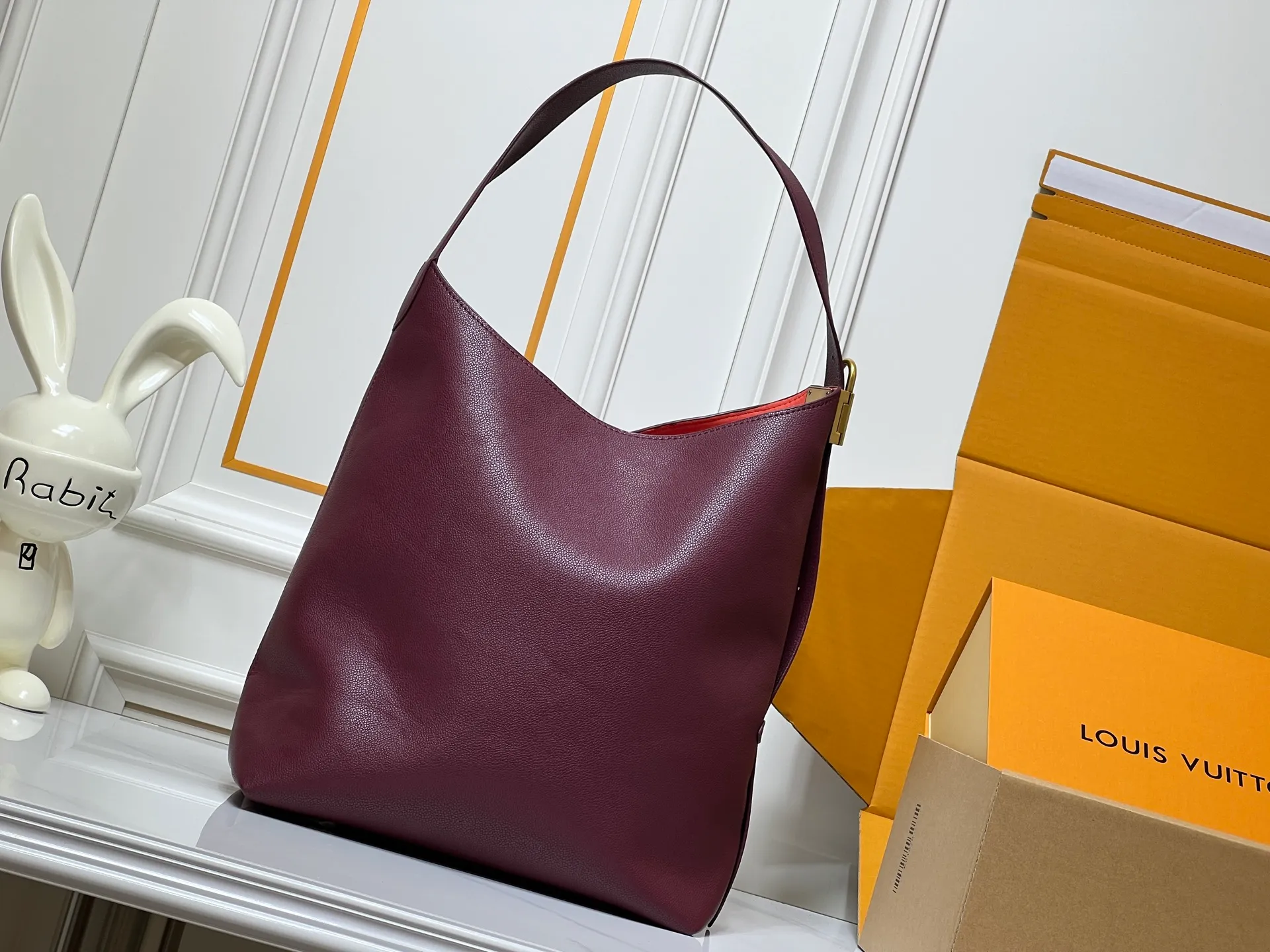 Batch 300💰 Large size upgraded original (imitation original) M24974 M24856 M25022 M25352 M25353 M25354 This small Low Key Hobo handbag is made of smooth cow leather with suede cow leather lining. It can accommodate short wallets, large smartphones, keys and other small items. The shoulder strap is adjustable with a padlock buckle, and a removable Monogram canvas zippered interior pocket keeps it organized. Dimensions: 31x35x18cm (length x height x width)