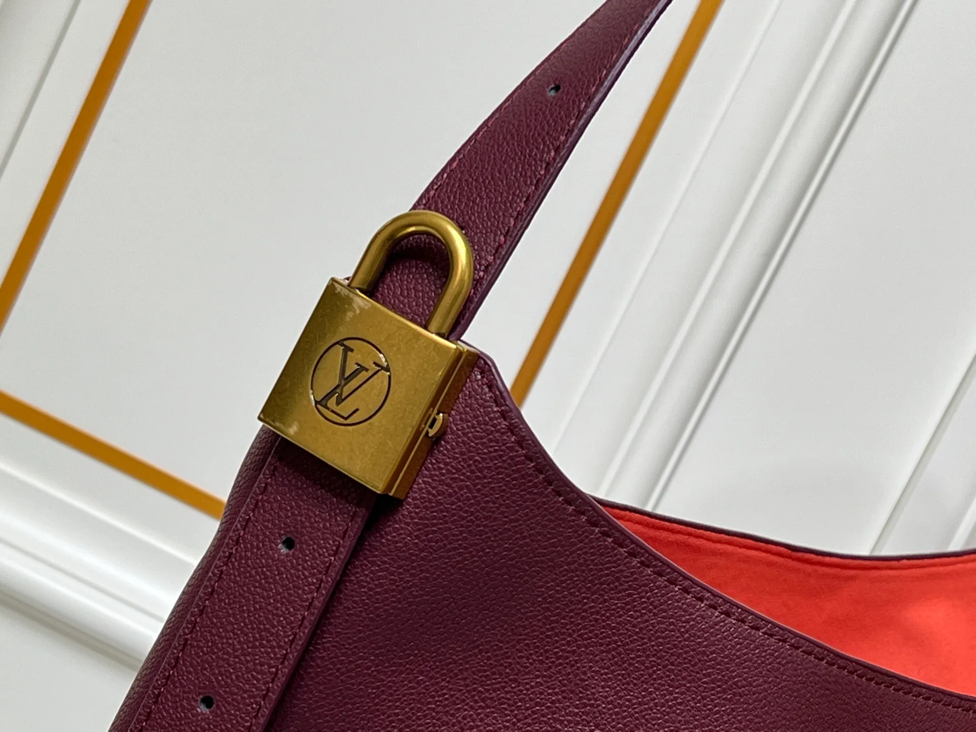 Batch 300💰 Large size upgraded original (imitation original) M24974 M24856 M25022 M25352 M25353 M25354 This small Low Key Hobo handbag is made of smooth cow leather with suede cow leather lining. It can accommodate short wallets, large smartphones, keys and other small items. The shoulder strap is adjustable with a padlock buckle, and a removable Monogram canvas zippered interior pocket keeps it organized. Dimensions: 31x35x18cm (length x height x width)
