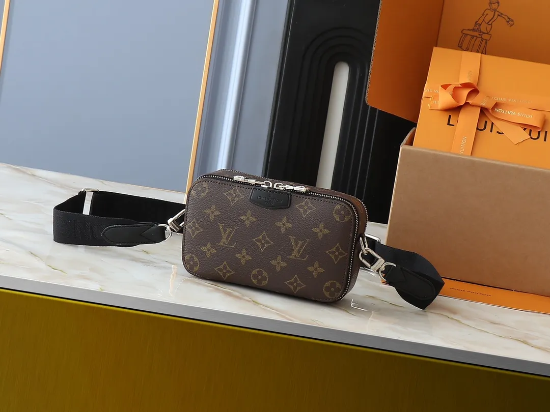 💰240💰Upgraded from the original M81260 M80741 M59161 Alpha Wearable handbag combines Monogram Eclipse coated canvas and leather trim, with wide mouth opening and side gussets for easy access, suitable for storing mobile phones and wallets, etc. The detachable and adjustable shoulder strap allows for a variety of carrying options. Dimensions: 18.5×11×6.5cm
