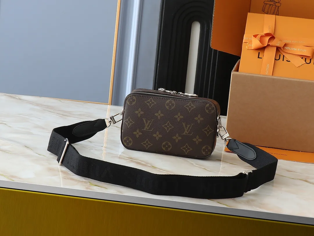 💰240💰Upgraded from the original M81260 M80741 M59161 Alpha Wearable handbag combines Monogram Eclipse coated canvas and leather trim, with wide mouth opening and side gussets for easy access, suitable for storing mobile phones and wallets, etc. The detachable and adjustable shoulder strap allows for a variety of carrying options. Dimensions: 18.5×11×6.5cm