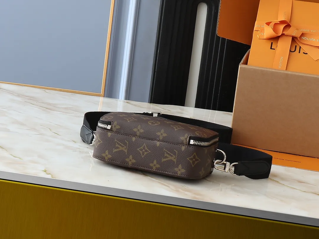 💰240💰Upgraded from the original M81260 M80741 M59161 Alpha Wearable handbag combines Monogram Eclipse coated canvas and leather trim, with wide mouth opening and side gussets for easy access, suitable for storing mobile phones and wallets, etc. The detachable and adjustable shoulder strap allows for a variety of carrying options. Dimensions: 18.5×11×6.5cm