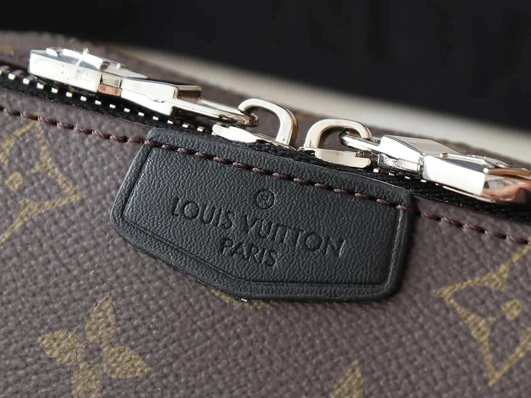 💰240💰Upgraded from the original M81260 M80741 M59161 Alpha Wearable handbag combines Monogram Eclipse coated canvas and leather trim, with wide mouth opening and side gussets for easy access, suitable for storing mobile phones and wallets, etc. The detachable and adjustable shoulder strap allows for a variety of carrying options. Dimensions: 18.5×11×6.5cm
