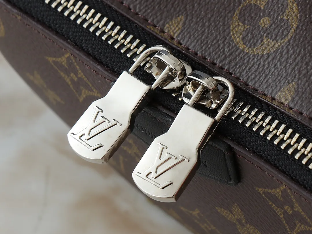 💰240💰Upgraded from the original M81260 M80741 M59161 Alpha Wearable handbag combines Monogram Eclipse coated canvas and leather trim, with wide mouth opening and side gussets for easy access, suitable for storing mobile phones and wallets, etc. The detachable and adjustable shoulder strap allows for a variety of carrying options. Dimensions: 18.5×11×6.5cm