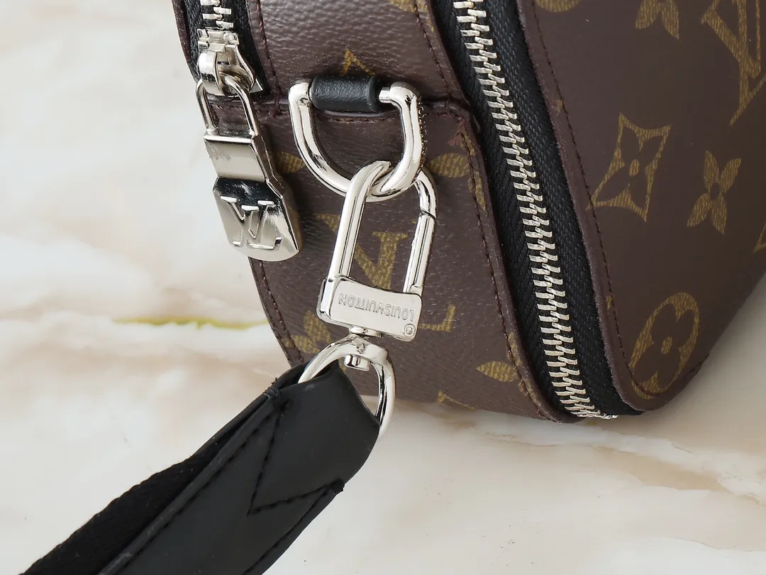 💰240💰Upgraded from the original M81260 M80741 M59161 Alpha Wearable handbag combines Monogram Eclipse coated canvas and leather trim, with wide mouth opening and side gussets for easy access, suitable for storing mobile phones and wallets, etc. The detachable and adjustable shoulder strap allows for a variety of carrying options. Dimensions: 18.5×11×6.5cm