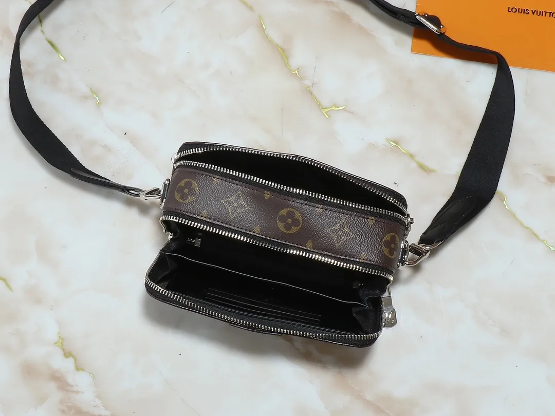 💰240💰Upgraded from the original M81260 M80741 M59161 Alpha Wearable handbag combines Monogram Eclipse coated canvas and leather trim, with wide mouth opening and side gussets for easy access, suitable for storing mobile phones and wallets, etc. The detachable and adjustable shoulder strap allows for a variety of carrying options. Dimensions: 18.5×11×6.5cm