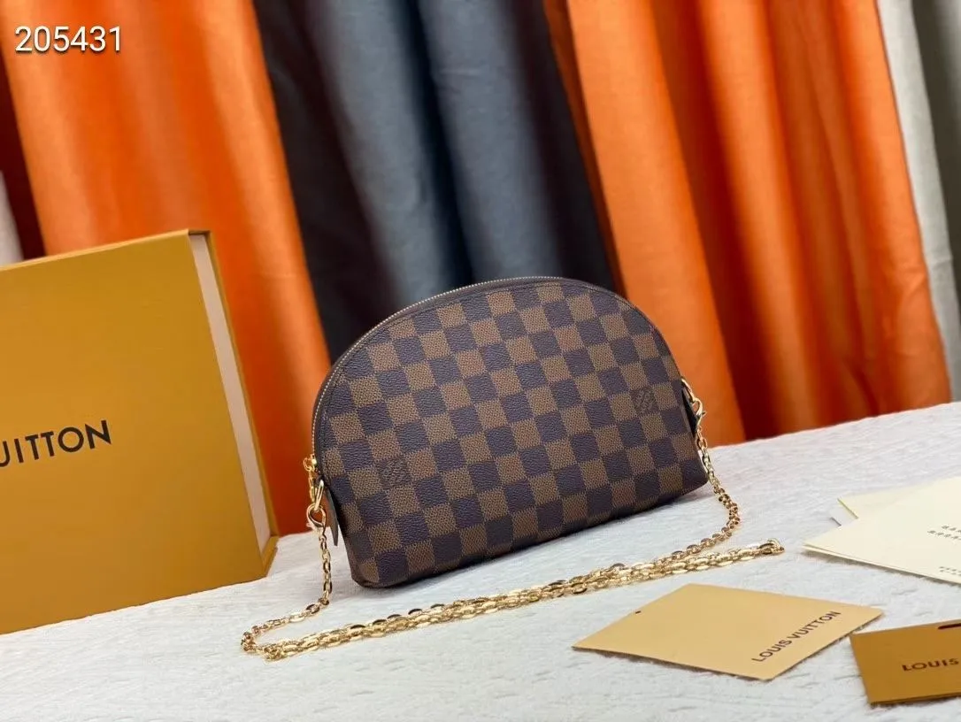P140💰Upgraded from the original M47353 presbyopic large size. This large cosmetic bag chain is made of classic and stylish Monogram canvas, which is truly luxurious. Shiny gold-tone metal details and cotton lining add to the elegance. 24.0x 17.0x 6.0 cm (length x height x width). - Specially coated canvas - Cowhide trim - Shiny gold-tone hardware - Wide zip closure - 2 flat interior pockets - Compartment for lipstick.