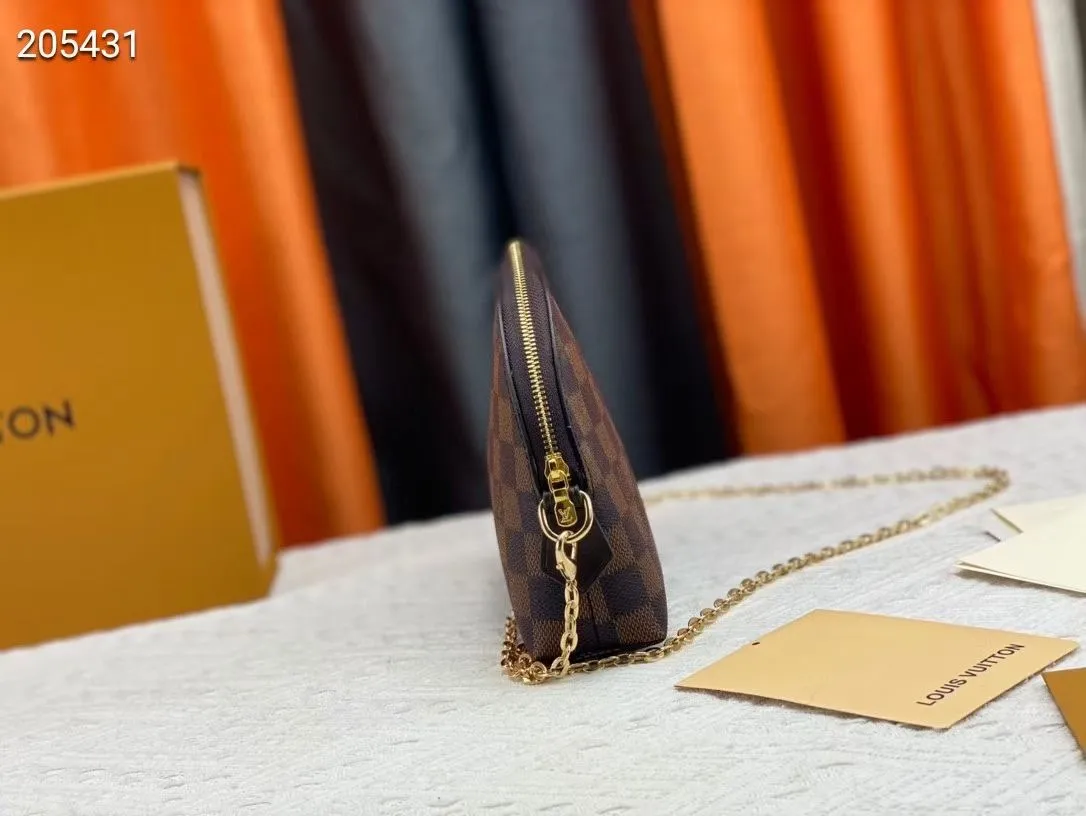 P140💰Upgraded from the original M47353 presbyopic large size. This large cosmetic bag chain is made of classic and stylish Monogram canvas, which is truly luxurious. Shiny gold-tone metal details and cotton lining add to the elegance. 24.0x 17.0x 6.0 cm (length x height x width). - Specially coated canvas - Cowhide trim - Shiny gold-tone hardware - Wide zip closure - 2 flat interior pockets - Compartment for lipstick.