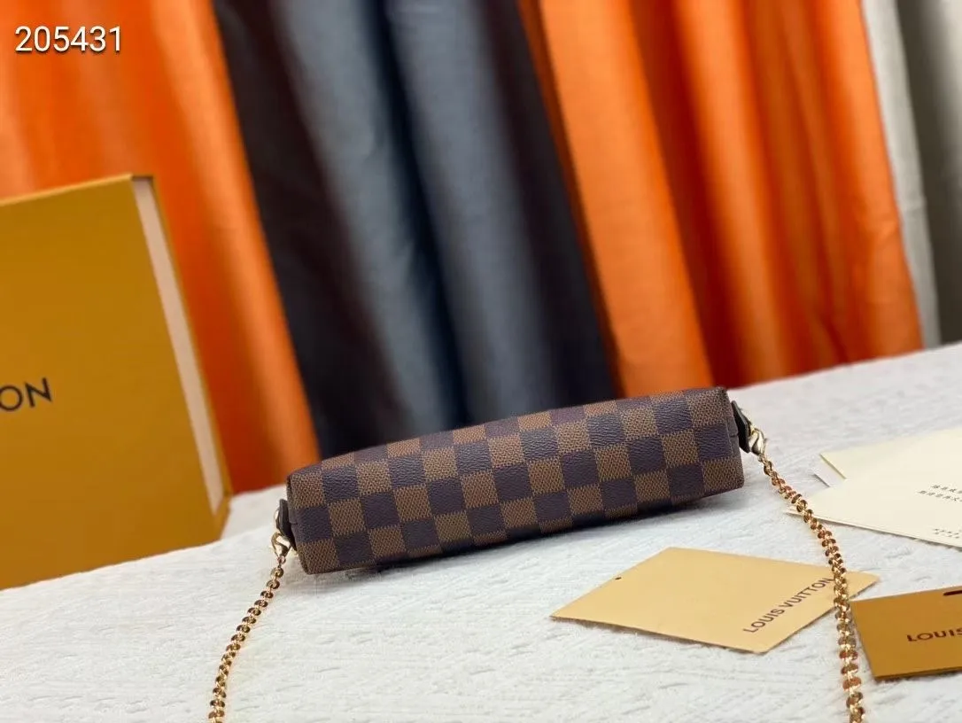 P140💰Upgraded from the original M47353 presbyopic large size. This large cosmetic bag chain is made of classic and stylish Monogram canvas, which is truly luxurious. Shiny gold-tone metal details and cotton lining add to the elegance. 24.0x 17.0x 6.0 cm (length x height x width). - Specially coated canvas - Cowhide trim - Shiny gold-tone hardware - Wide zip closure - 2 flat interior pockets - Compartment for lipstick.