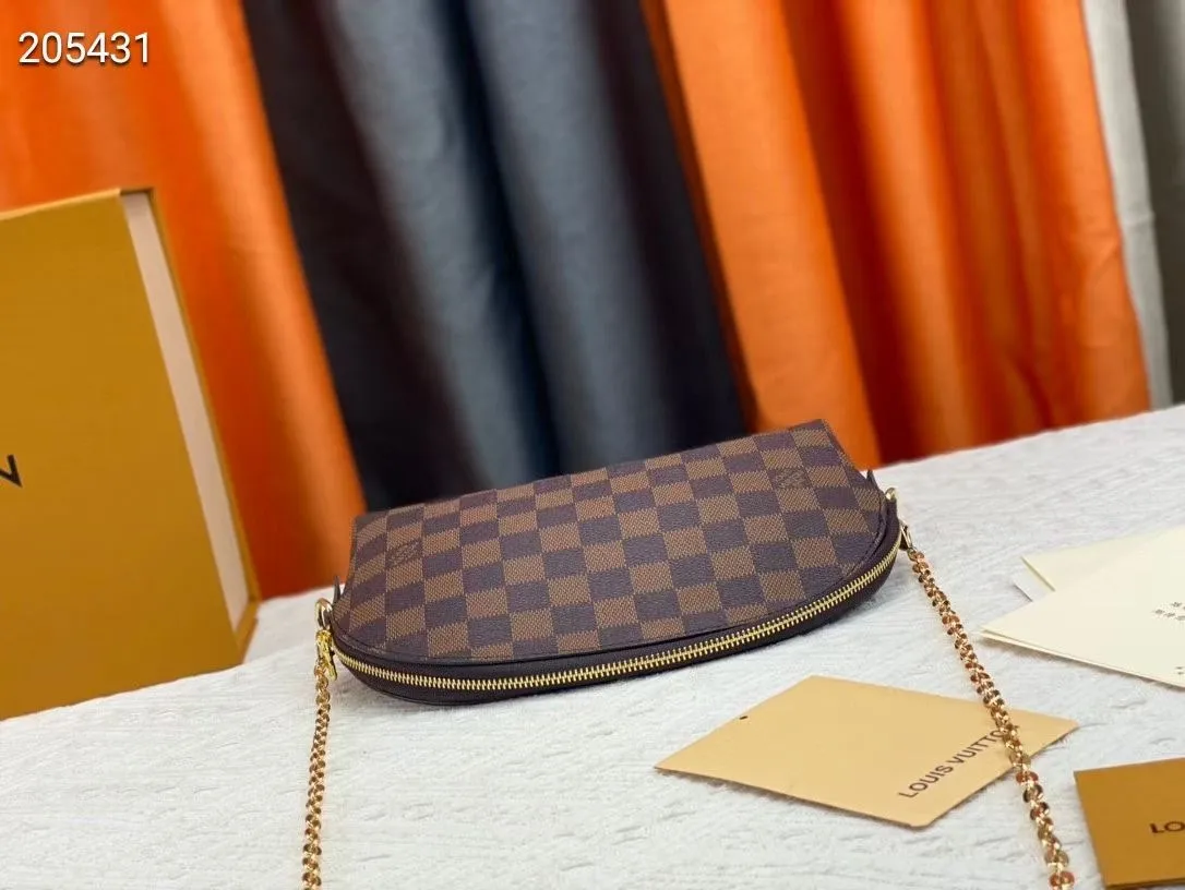 P140💰Upgraded from the original M47353 presbyopic large size. This large cosmetic bag chain is made of classic and stylish Monogram canvas, which is truly luxurious. Shiny gold-tone metal details and cotton lining add to the elegance. 24.0x 17.0x 6.0 cm (length x height x width). - Specially coated canvas - Cowhide trim - Shiny gold-tone hardware - Wide zip closure - 2 flat interior pockets - Compartment for lipstick.