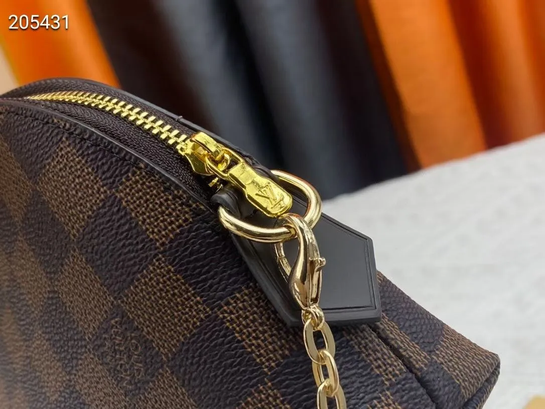 P140💰Upgraded from the original M47353 presbyopic large size. This large cosmetic bag chain is made of classic and stylish Monogram canvas, which is truly luxurious. Shiny gold-tone metal details and cotton lining add to the elegance. 24.0x 17.0x 6.0 cm (length x height x width). - Specially coated canvas - Cowhide trim - Shiny gold-tone hardware - Wide zip closure - 2 flat interior pockets - Compartment for lipstick.