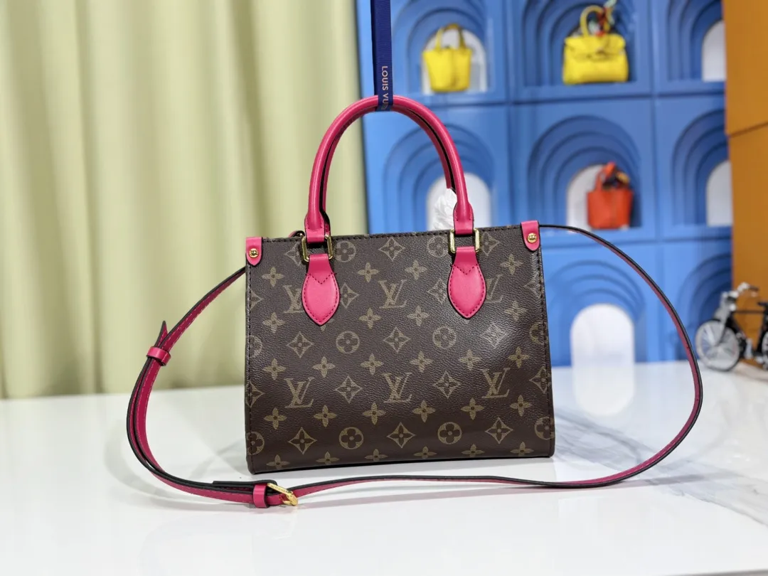 P260💰Upgraded original version 🔥New model🔥M45659 M46373 M44571 This OnTheGo small handbag is made of Monogram and Monogram Reverse canvas, with the Monogram Giant pattern embellished on it. The Toron handle and the jacquard textured shoulder strap decorated with the brand's logo create a visual contrast, and the detachable coin bag is suitable for storing change or small items. It combines fashionable charm with various functions, making it a good daily companion. 25.0 x 19.0 x 11.5 cm (length x height x width)