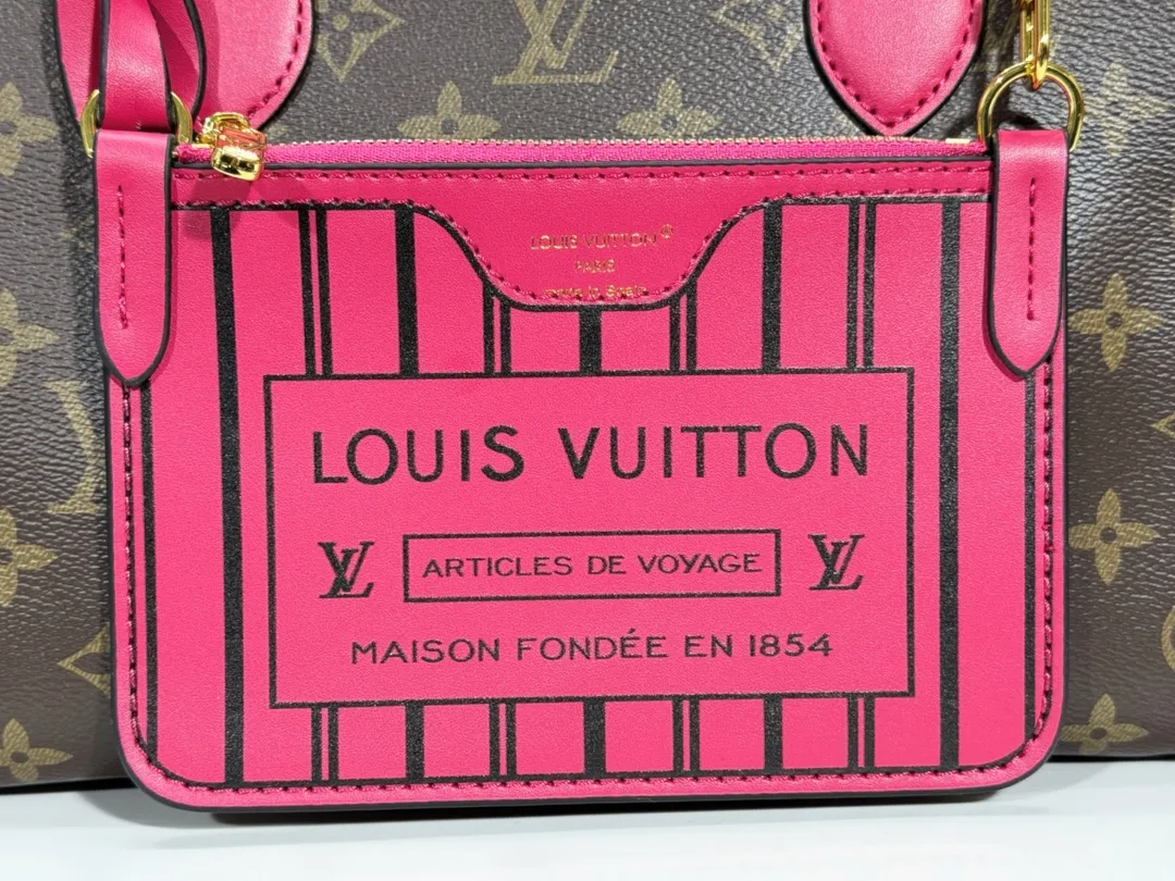 P260💰Upgraded original version 🔥New model🔥M45659 M46373 M44571 This OnTheGo small handbag is made of Monogram and Monogram Reverse canvas, with the Monogram Giant pattern embellished on it. The Toron handle and the jacquard textured shoulder strap decorated with the brand's logo create a visual contrast, and the detachable coin bag is suitable for storing change or small items. It combines fashionable charm with various functions, making it a good daily companion. 25.0 x 19.0 x 11.5 cm (length x height x width)