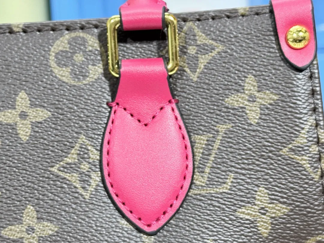 P260💰Upgraded original version 🔥New model🔥M45659 M46373 M44571 This OnTheGo small handbag is made of Monogram and Monogram Reverse canvas, with the Monogram Giant pattern embellished on it. The Toron handle and the jacquard textured shoulder strap decorated with the brand's logo create a visual contrast, and the detachable coin bag is suitable for storing change or small items. It combines fashionable charm with various functions, making it a good daily companion. 25.0 x 19.0 x 11.5 cm (length x height x width)