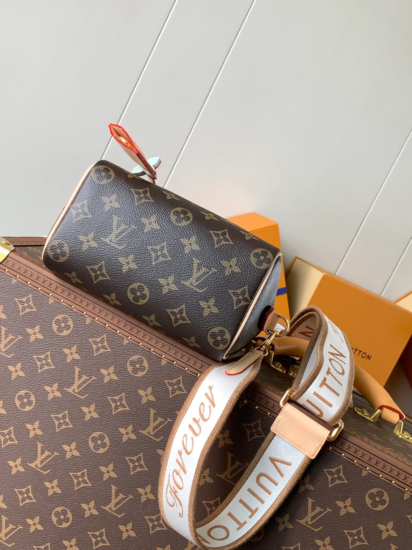💰1060 top original order, transcoding chip 2024 Chinese Valentine's Day limited speedy18, to meet daily needs, it is equipped with exquisite and compact accessories that can be worn in a variety of ways, plus a detachable chain strap to achieve a comfortable shoulder-carrying experience. M24606 black flower M46970 old flower M24605 green leather, M24598 purple leather M24474 white flower, M24605 blue leather Size: 18.0x12.5x11.0 (length x height x width)