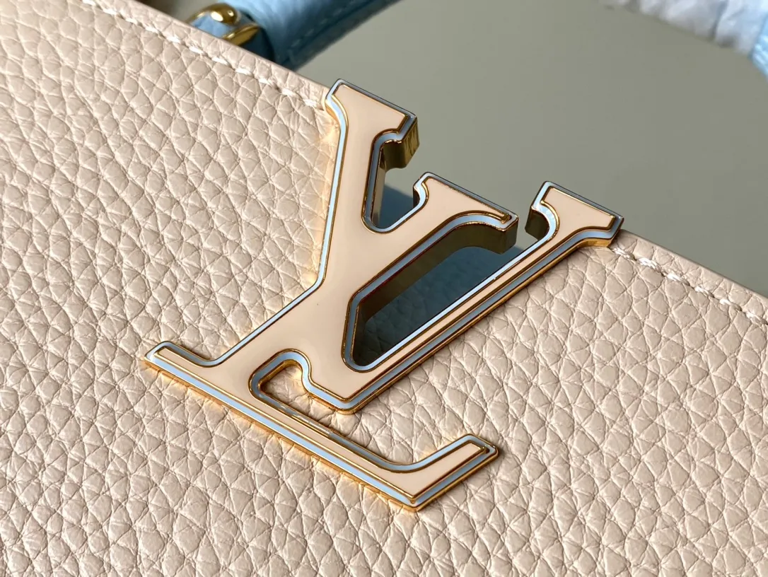 💰2200 (Special grade original leather) M23952 mini This Capucines mini handbag comes from the Lovelock Chain series. The Taurillon leather bag has a dotted rope that looks like a jewelry chain, with a padlock and pastel enamel Monogram flowers, echoing the dual tones of the leather. The detachable chain and top handle provide more carrying options, and the inner pocket is equipped with a small mirror for easy touch-ups at any time. Dimensions: 21 × 14 × 8 cm