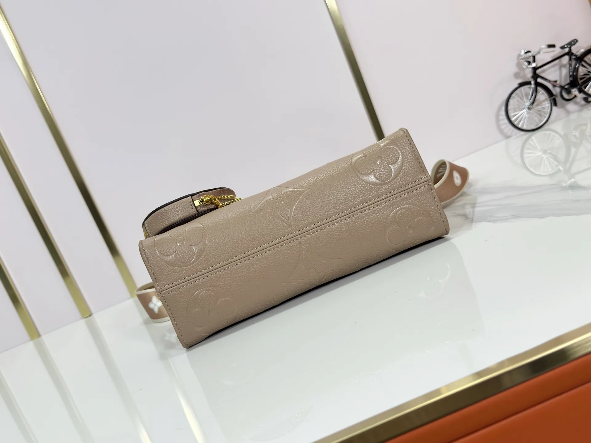 P260 upgrades the original M46653 M45659 M45653 M59856. This onthego small handbag has a new monogram color, brightening up the spring look with a fresh look. Streamlined space holds a wallet and phone, while a removable round coin purse, removable jacquard shoulder strap and toron handle allow for a variety of styling options. monogram coated canvas - sari printed lining - metal hardware - removable round coin purse - large zippered internal patch pocket - removable, adjustable shoulder strap Dimensions: 25x13x10