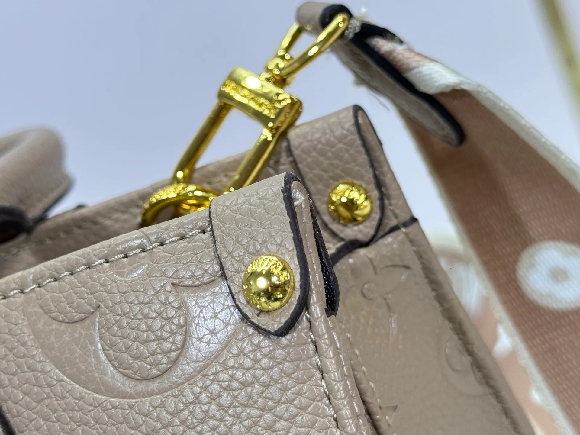 P260 upgrades the original M46653 M45659 M45653 M59856. This onthego small handbag has a new monogram color, brightening up the spring look with a fresh look. Streamlined space holds a wallet and phone, while a removable round coin purse, removable jacquard shoulder strap and toron handle allow for a variety of styling options. monogram coated canvas - sari printed lining - metal hardware - removable round coin purse - large zippered internal patch pocket - removable, adjustable shoulder strap Dimensions: 25x13x10