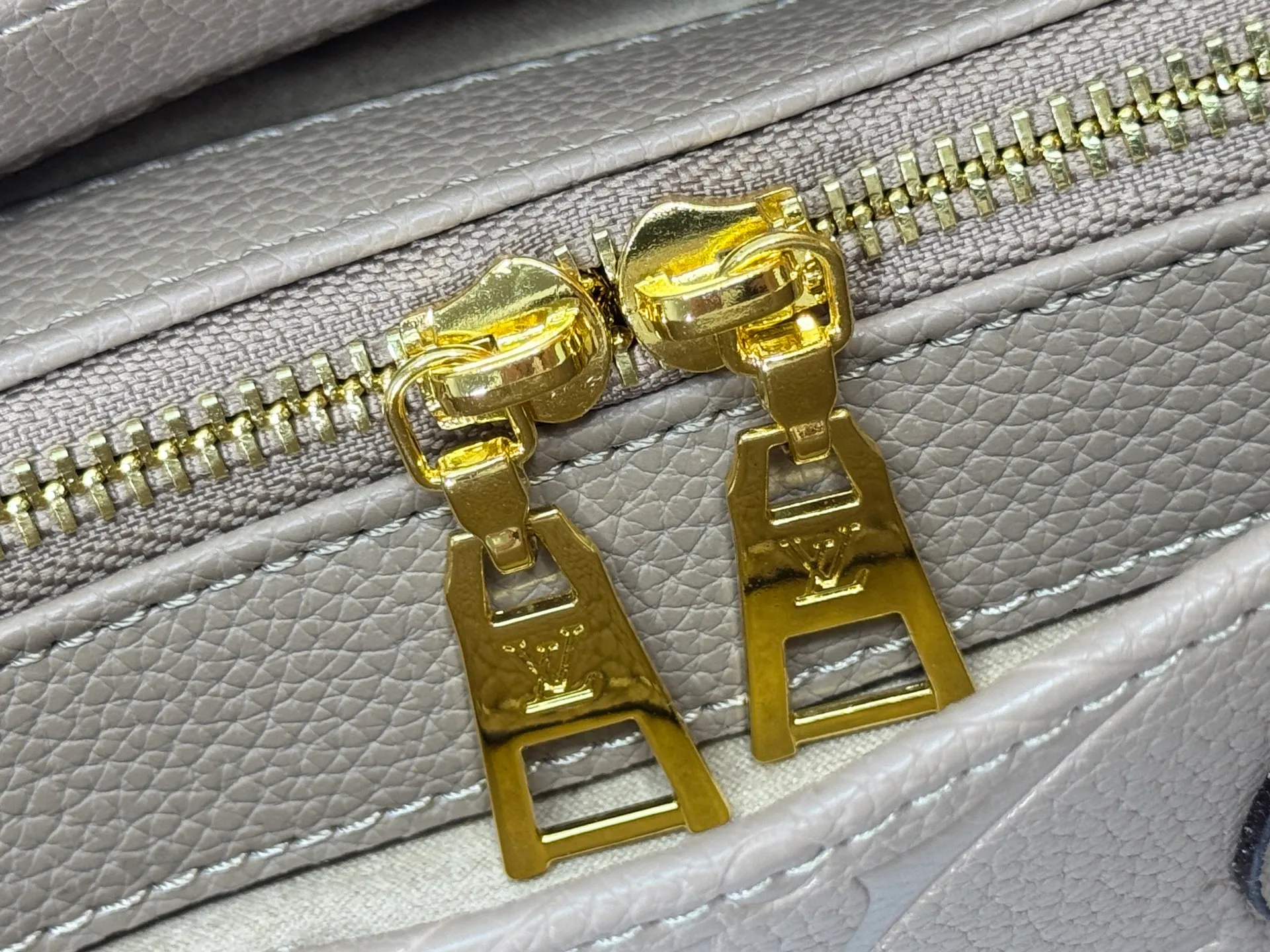 P260 upgrades the original M46653 M45659 M45653 M59856. This onthego small handbag has a new monogram color, brightening up the spring look with a fresh look. Streamlined space holds a wallet and phone, while a removable round coin purse, removable jacquard shoulder strap and toron handle allow for a variety of styling options. monogram coated canvas - sari printed lining - metal hardware - removable round coin purse - large zippered internal patch pocket - removable, adjustable shoulder strap Dimensions: 25x13x10