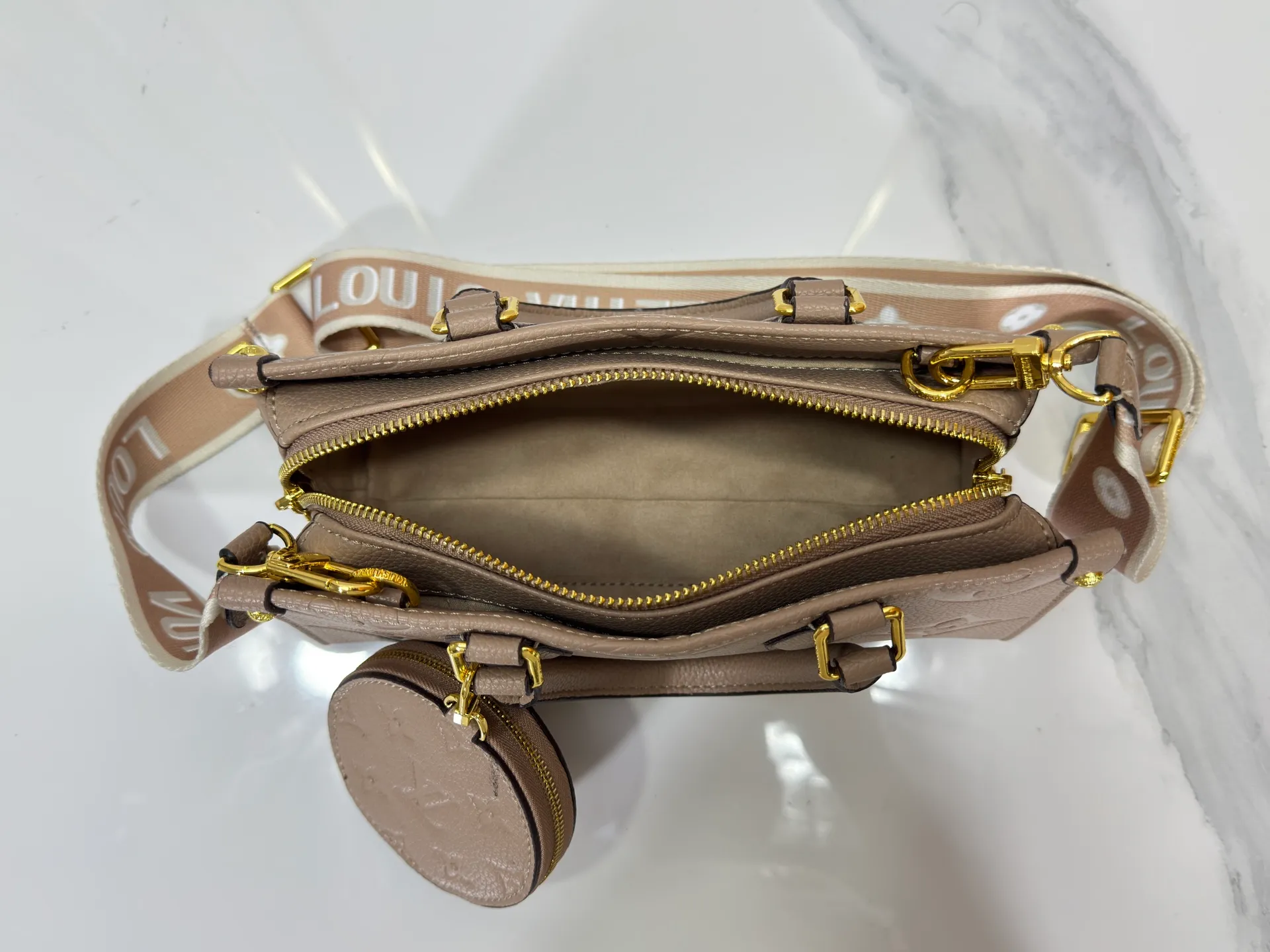 P260 upgrades the original M46653 M45659 M45653 M59856. This onthego small handbag has a new monogram color, brightening up the spring look with a fresh look. Streamlined space holds a wallet and phone, while a removable round coin purse, removable jacquard shoulder strap and toron handle allow for a variety of styling options. monogram coated canvas - sari printed lining - metal hardware - removable round coin purse - large zippered internal patch pocket - removable, adjustable shoulder strap Dimensions: 25x13x10