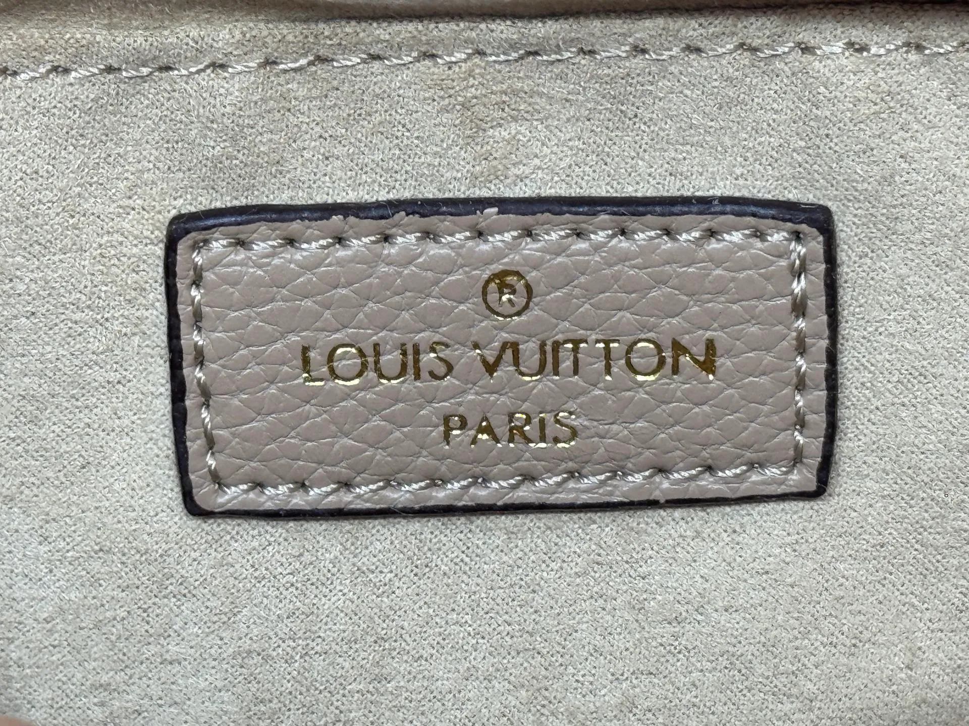 P260 upgrades the original M46653 M45659 M45653 M59856. This onthego small handbag has a new monogram color, brightening up the spring look with a fresh look. Streamlined space holds a wallet and phone, while a removable round coin purse, removable jacquard shoulder strap and toron handle allow for a variety of styling options. monogram coated canvas - sari printed lining - metal hardware - removable round coin purse - large zippered internal patch pocket - removable, adjustable shoulder strap Dimensions: 25x13x10