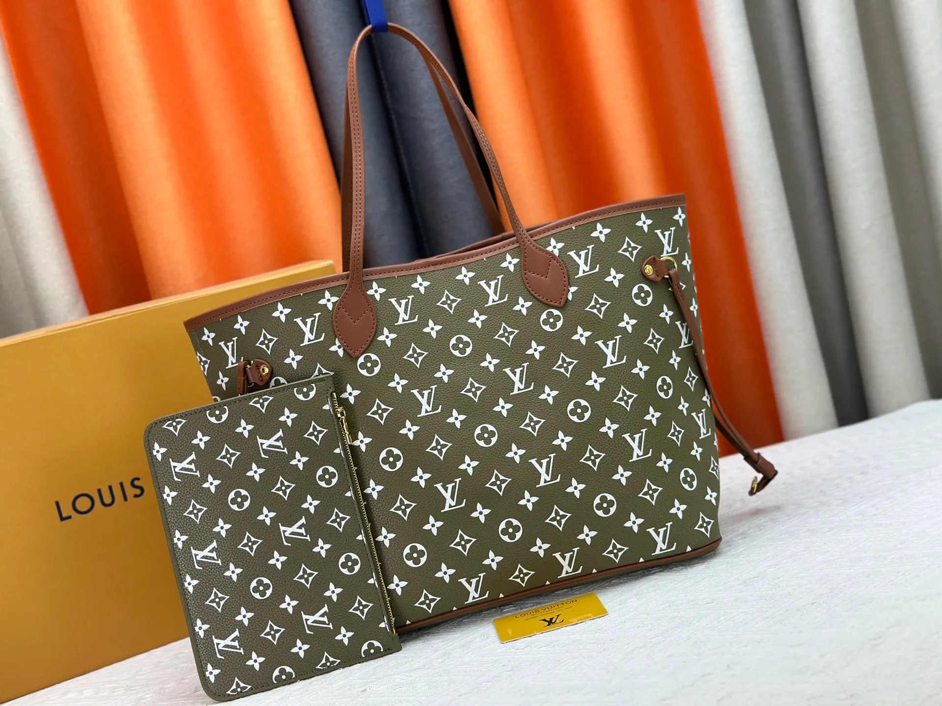 P280 Upgraded Original M45685 M40995 Neverfull handbags always meet your various handbag needs. It has a large capacity but is not bulky. It is stiff and soft to the touch, making it suitable for home and travel. Tighten the side ties and it instantly transforms into a stylish urban handbag. Loosen the straps and it transforms into a chic and practical handbag. The slender leather handle can be carried over the shoulder or between the arms. The model shown here is made of Damier Ebène canvas. Dimensions: 31.0 x 28.0 x 14.0 cm