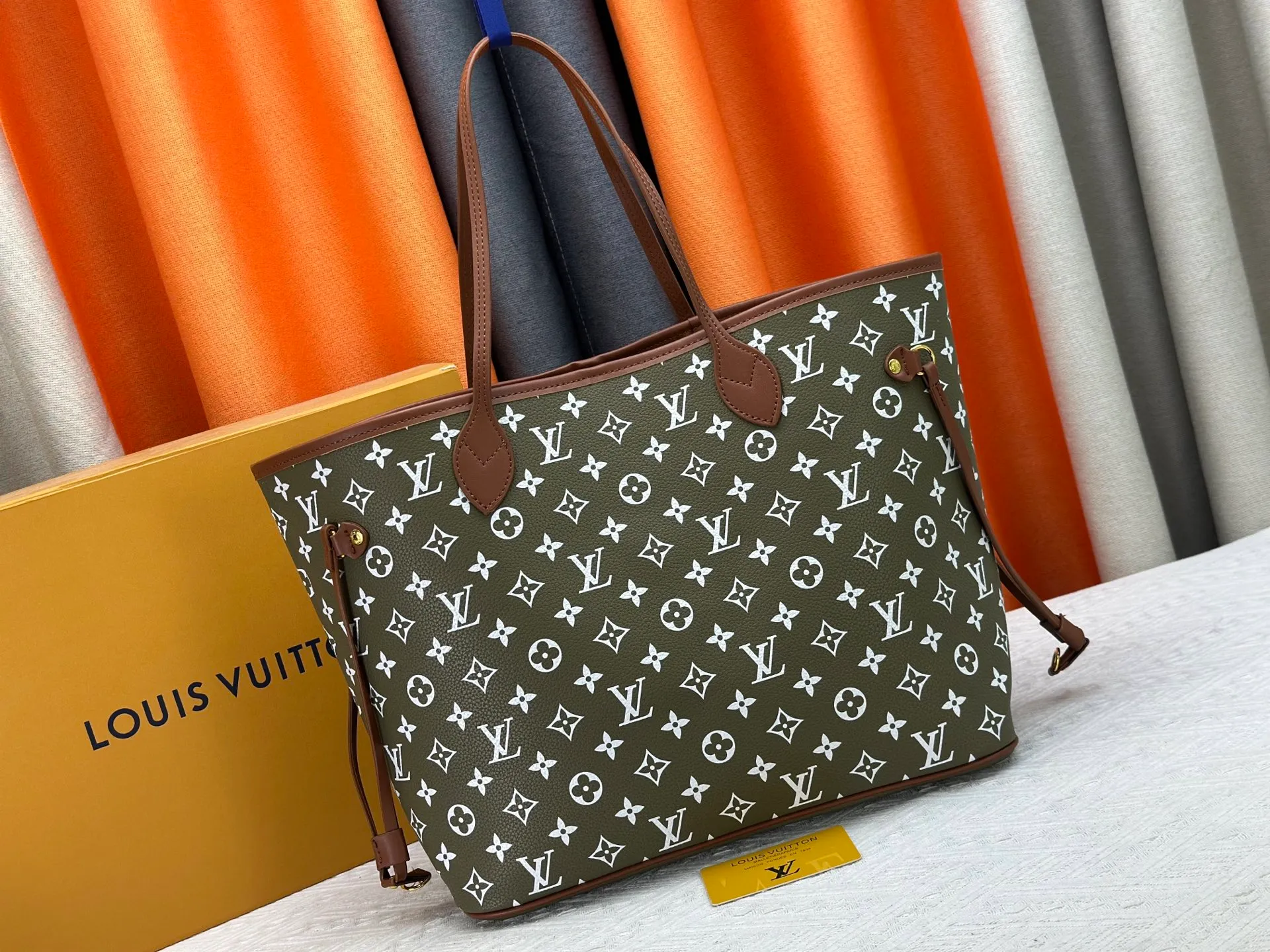 P280 Upgraded Original M45685 M40995 Neverfull handbags always meet your various handbag needs. It has a large capacity but is not bulky. It is stiff and soft to the touch, making it suitable for home and travel. Tighten the side ties and it instantly transforms into a stylish urban handbag. Loosen the straps and it transforms into a chic and practical handbag. The slender leather handle can be carried over the shoulder or between the arms. The model shown here is made of Damier Ebène canvas. Dimensions: 31.0 x 28.0 x 14.0 cm