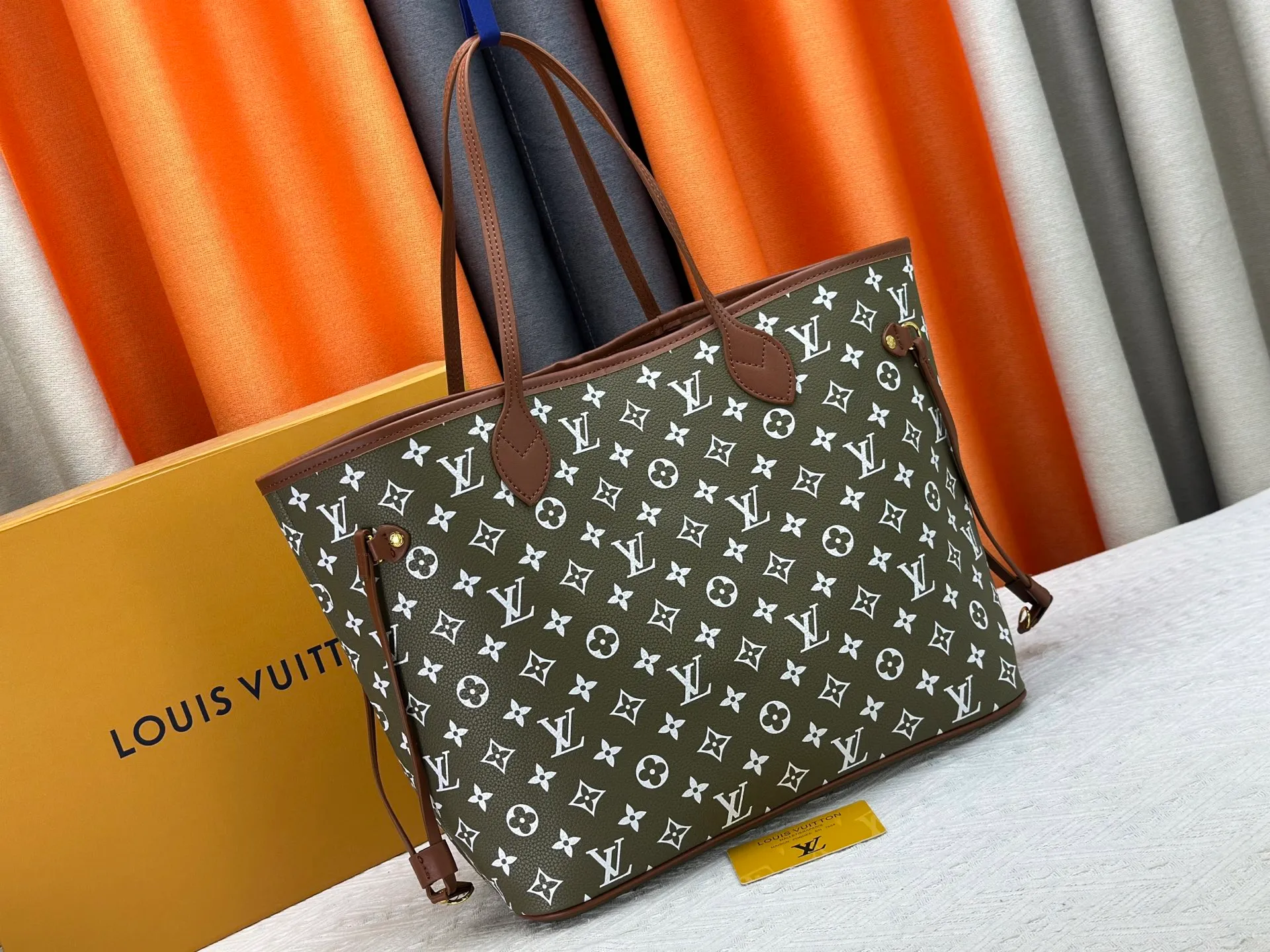 P280 Upgraded Original M45685 M40995 Neverfull handbags always meet your various handbag needs. It has a large capacity but is not bulky. It is stiff and soft to the touch, making it suitable for home and travel. Tighten the side ties and it instantly transforms into a stylish urban handbag. Loosen the straps and it transforms into a chic and practical handbag. The slender leather handle can be carried over the shoulder or between the arms. The model shown here is made of Damier Ebène canvas. Dimensions: 31.0 x 28.0 x 14.0 cm
