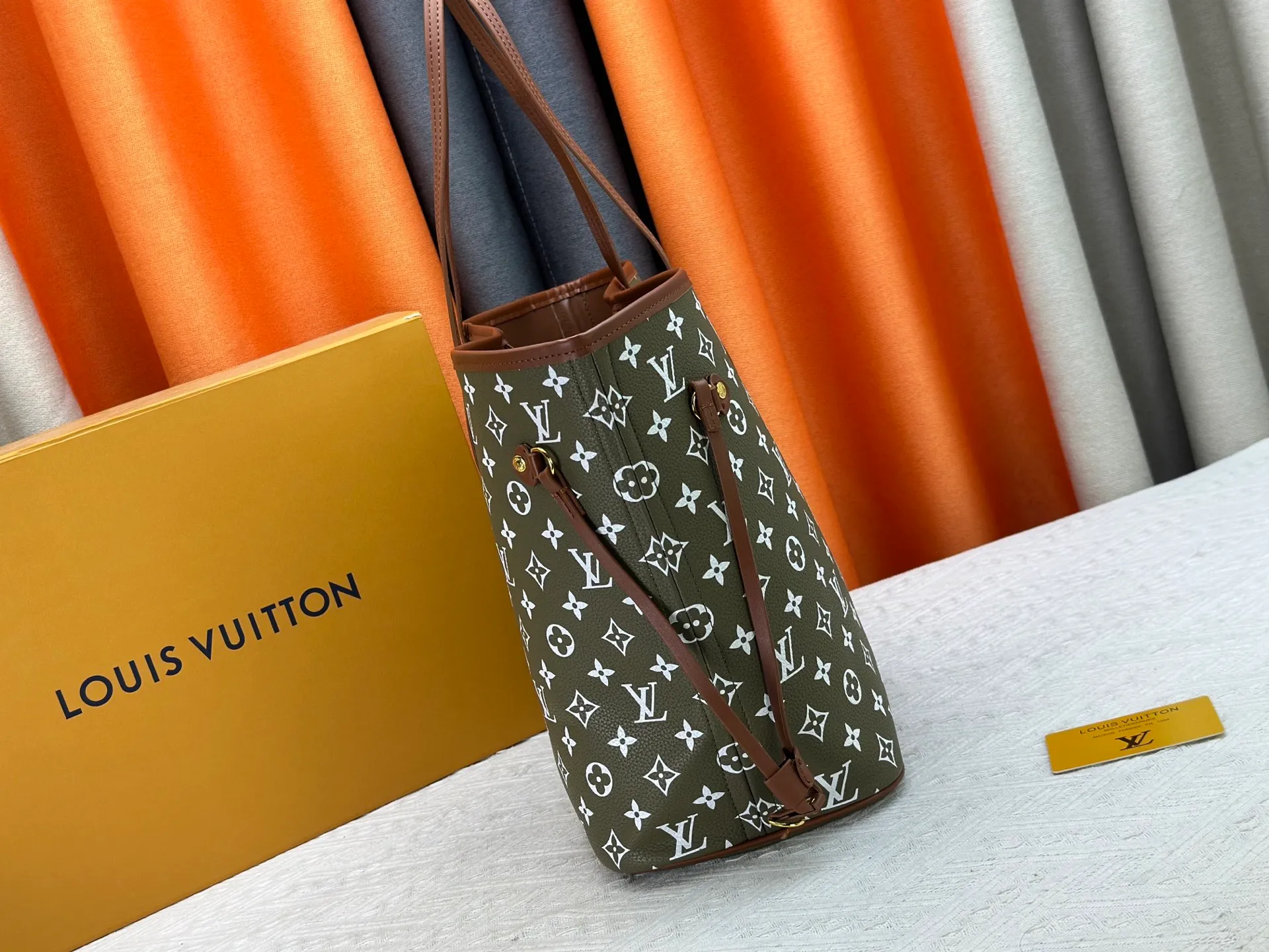 P280 Upgraded Original M45685 M40995 Neverfull handbags always meet your various handbag needs. It has a large capacity but is not bulky. It is stiff and soft to the touch, making it suitable for home and travel. Tighten the side ties and it instantly transforms into a stylish urban handbag. Loosen the straps and it transforms into a chic and practical handbag. The slender leather handle can be carried over the shoulder or between the arms. The model shown here is made of Damier Ebène canvas. Dimensions: 31.0 x 28.0 x 14.0 cm