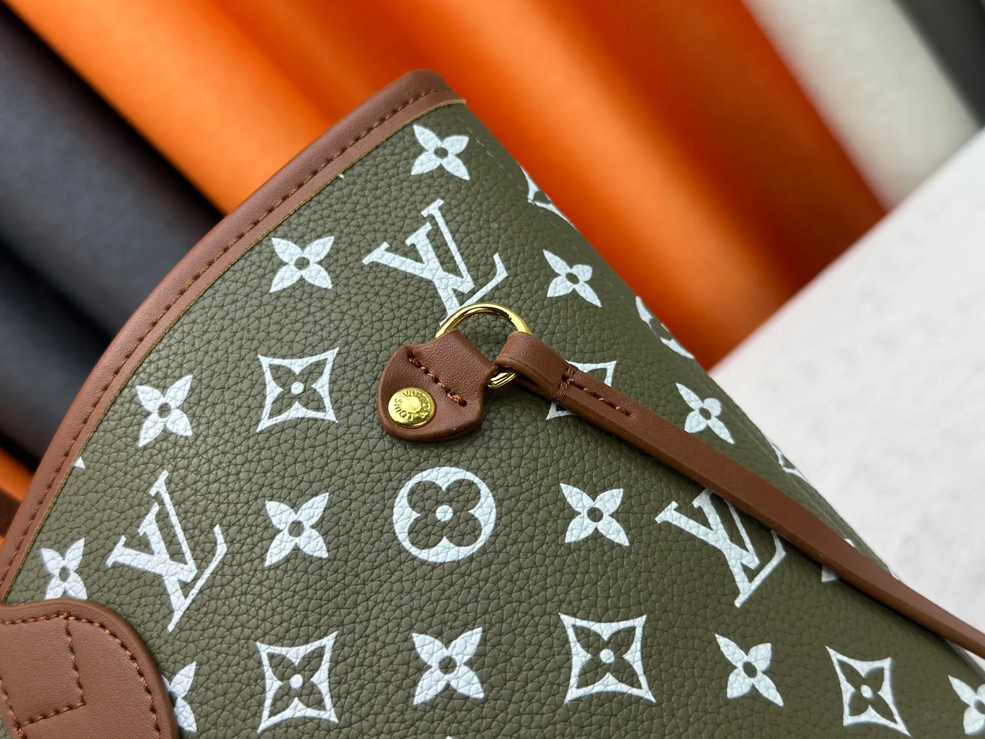 P280 Upgraded Original M45685 M40995 Neverfull handbags always meet your various handbag needs. It has a large capacity but is not bulky. It is stiff and soft to the touch, making it suitable for home and travel. Tighten the side ties and it instantly transforms into a stylish urban handbag. Loosen the straps and it transforms into a chic and practical handbag. The slender leather handle can be carried over the shoulder or between the arms. The model shown here is made of Damier Ebène canvas. Dimensions: 31.0 x 28.0 x 14.0 cm