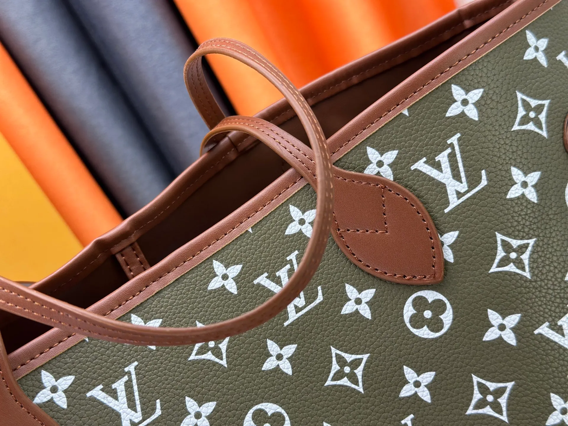 P280 Upgraded Original M45685 M40995 Neverfull handbags always meet your various handbag needs. It has a large capacity but is not bulky. It is stiff and soft to the touch, making it suitable for home and travel. Tighten the side ties and it instantly transforms into a stylish urban handbag. Loosen the straps and it transforms into a chic and practical handbag. The slender leather handle can be carried over the shoulder or between the arms. The model shown here is made of Damier Ebène canvas. Dimensions: 31.0 x 28.0 x 14.0 cm
