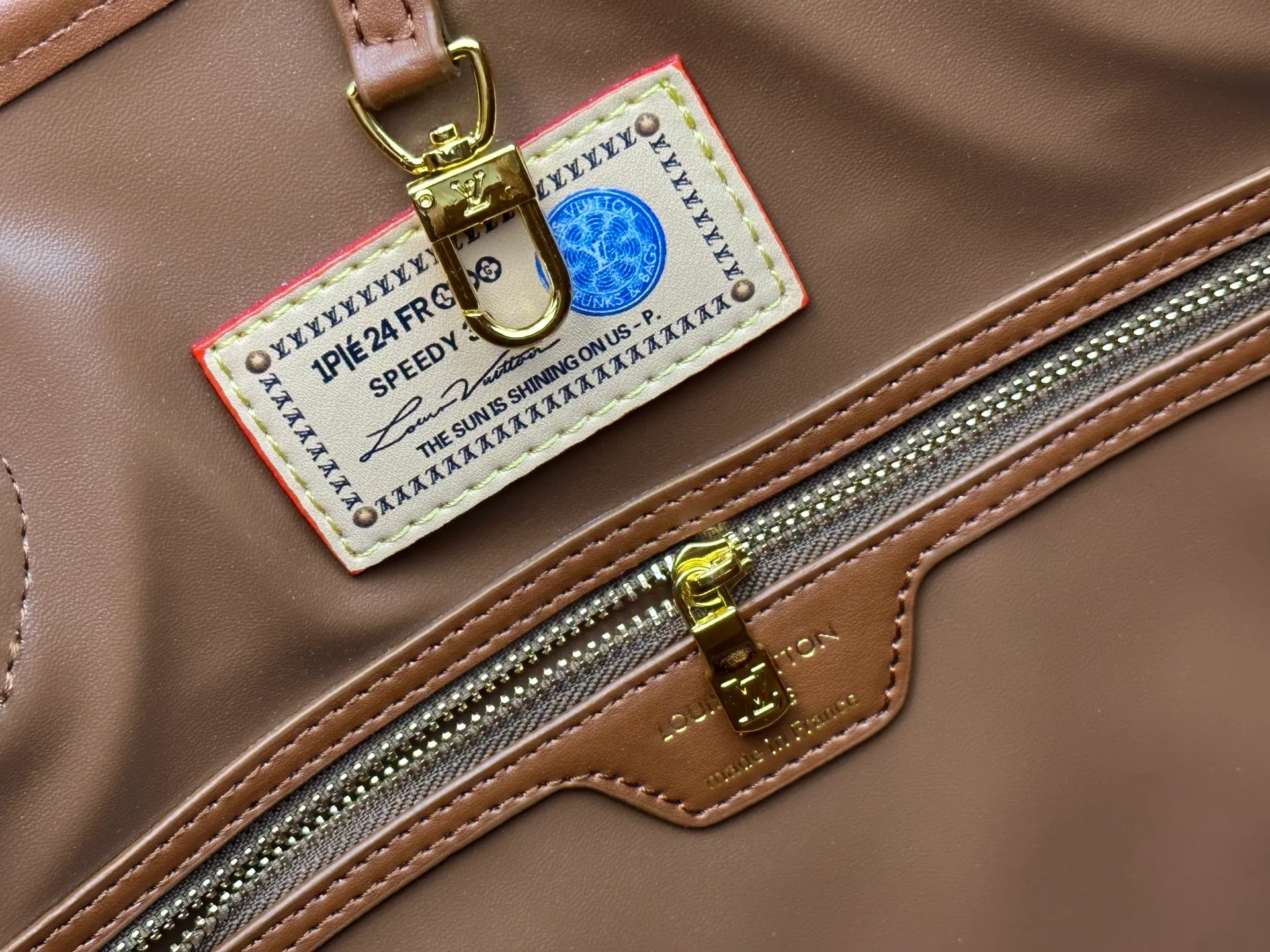 P280 Upgraded Original M45685 M40995 Neverfull handbags always meet your various handbag needs. It has a large capacity but is not bulky. It is stiff and soft to the touch, making it suitable for home and travel. Tighten the side ties and it instantly transforms into a stylish urban handbag. Loosen the straps and it transforms into a chic and practical handbag. The slender leather handle can be carried over the shoulder or between the arms. The model shown here is made of Damier Ebène canvas. Dimensions: 31.0 x 28.0 x 14.0 cm