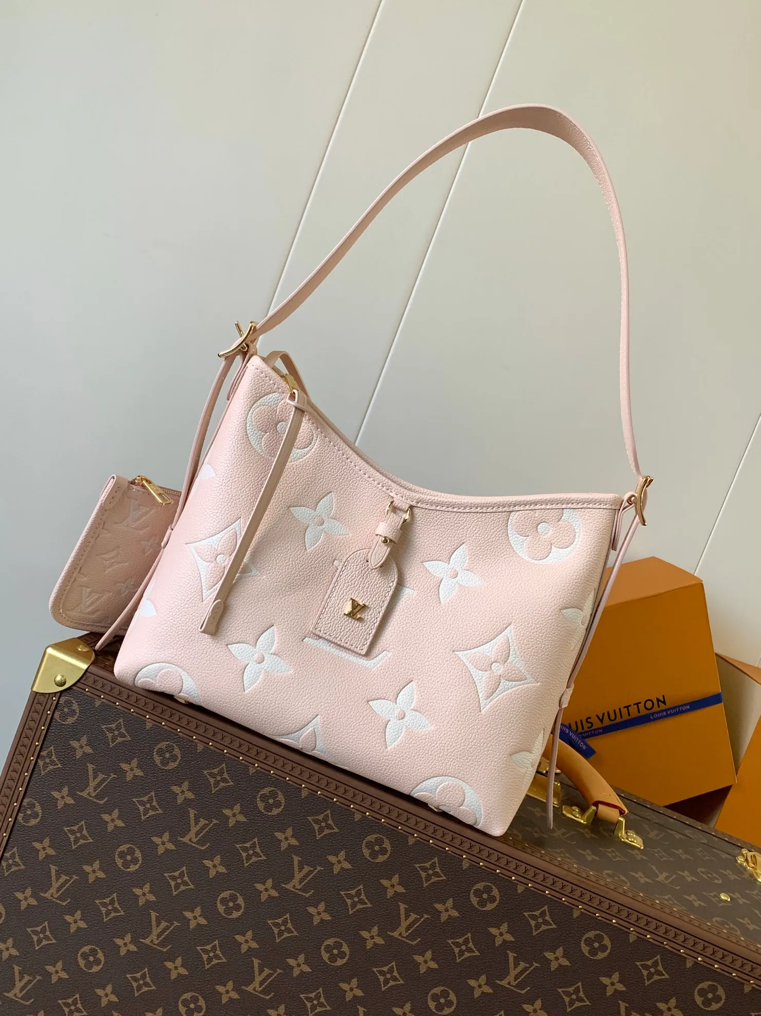 💰1180 (top layer leather) top original order, transcoding chip M14209 pink M46673 light blue M47180 apricot print M46288 black M46293 off-white M46277 apricot M11790 brown This small CarryAll handbag is made of Monogram Empreinte leather, showing the elegant style of the LV Milky Way series. The metal hardware and detachable name tag add to the sophisticated feel, and the interior pockets can safely store valuables. It can be carried by hand or by the shoulder strap to explore more carrying methods.  24 x 12 x 29.5 cm (H x W x L) Embossed grained cowhide Leather trim Textile lining Metal hardware Zip closure Internal slip pocket Internal zipper pocket Removable name tag Holds smartphone, 10" tablet, keys, Zippy wallet and headphones Shoulder strap: removable, adjustable Half-length strap: 32.0 cm Half-length strap adjustable to: 50.0 cm