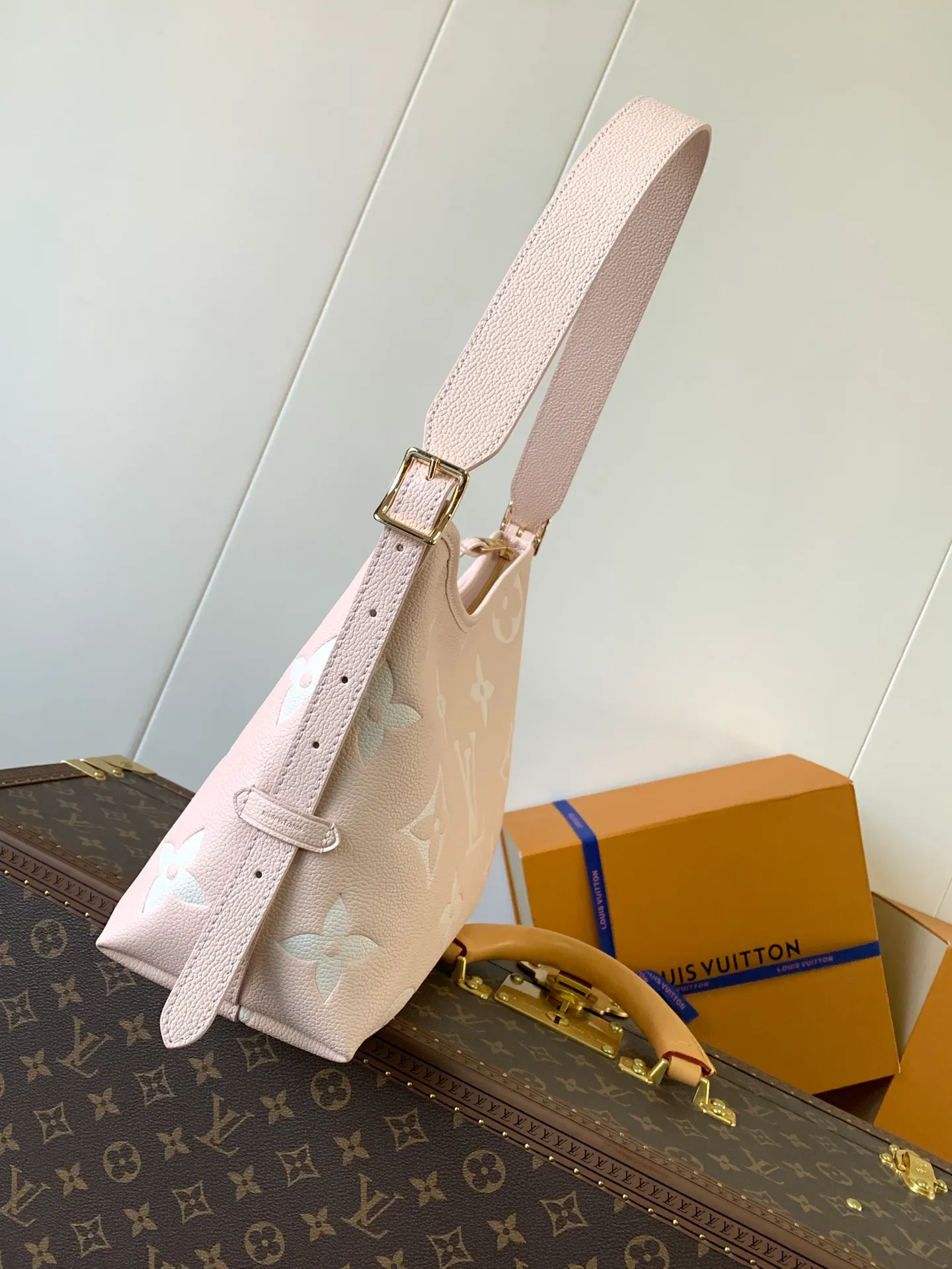 💰1180 (top layer leather) top original order, transcoding chip M14209 pink M46673 light blue M47180 apricot print M46288 black M46293 off-white M46277 apricot M11790 brown This small CarryAll handbag is made of Monogram Empreinte leather, showing the elegant style of the LV Milky Way series. The metal hardware and detachable name tag add to the sophisticated feel, and the interior pockets can safely store valuables. It can be carried by hand or by the shoulder strap to explore more carrying methods.  24 x 12 x 29.5 cm (H x W x L) Embossed grained cowhide Leather trim Textile lining Metal hardware Zip closure Internal slip pocket Internal zipper pocket Removable name tag Holds smartphone, 10" tablet, keys, Zippy wallet and headphones Shoulder strap: removable, adjustable Half-length strap: 32.0 cm Half-length strap adjustable to: 50.0 cm