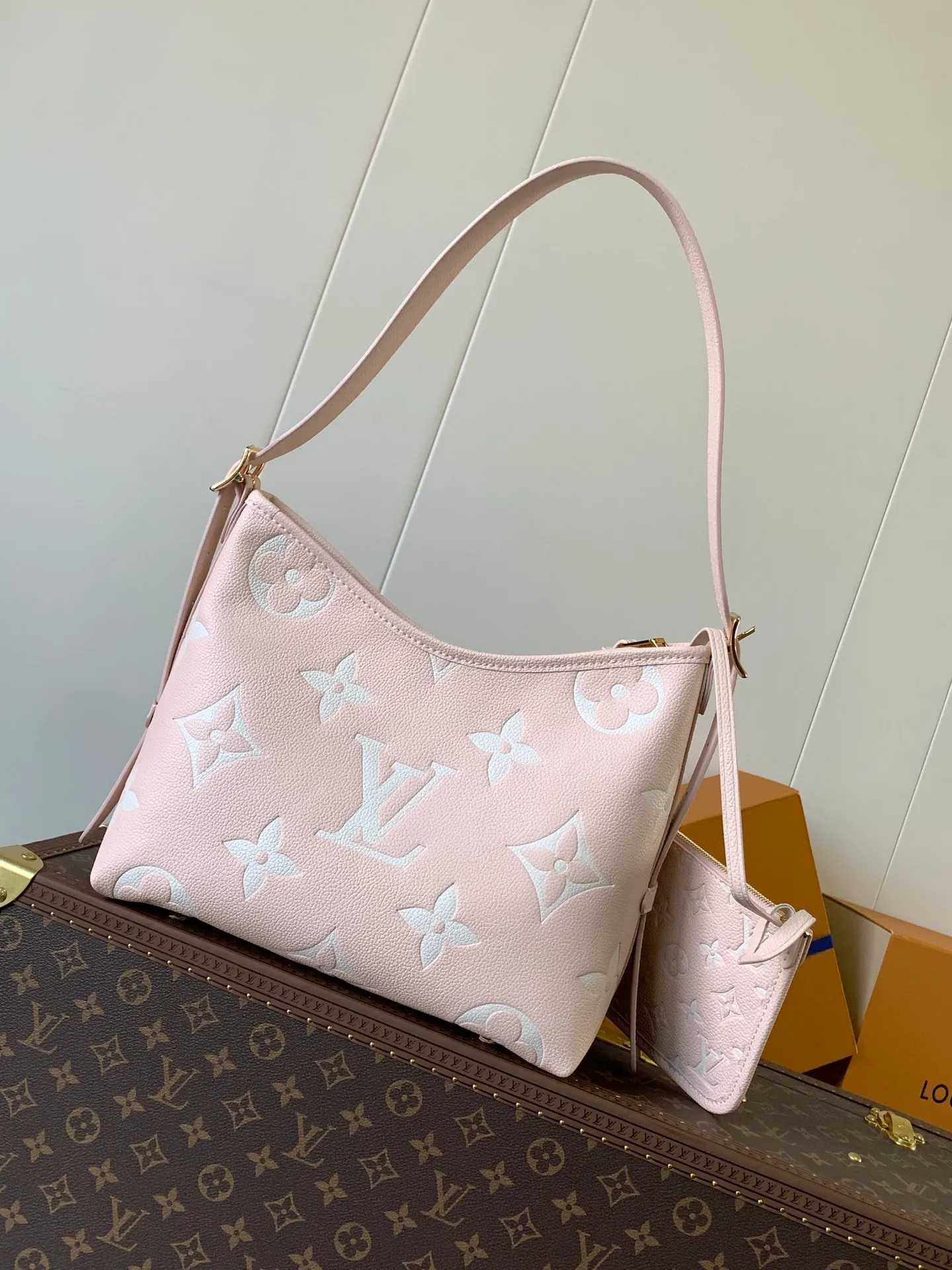 💰1180 (top layer leather) top original order, transcoding chip M14209 pink M46673 light blue M47180 apricot print M46288 black M46293 off-white M46277 apricot M11790 brown This small CarryAll handbag is made of Monogram Empreinte leather, showing the elegant style of the LV Milky Way series. The metal hardware and detachable name tag add to the sophisticated feel, and the interior pockets can safely store valuables. It can be carried by hand or by the shoulder strap to explore more carrying methods.  24 x 12 x 29.5 cm (H x W x L) Embossed grained cowhide Leather trim Textile lining Metal hardware Zip closure Internal slip pocket Internal zipper pocket Removable name tag Holds smartphone, 10" tablet, keys, Zippy wallet and headphones Shoulder strap: removable, adjustable Half-length strap: 32.0 cm Half-length strap adjustable to: 50.0 cm
