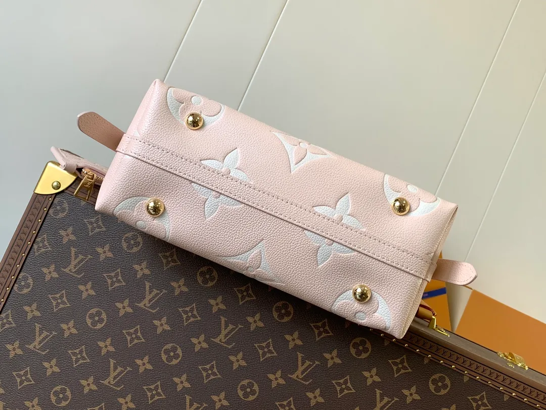💰1180 (top layer leather) top original order, transcoding chip M14209 pink M46673 light blue M47180 apricot print M46288 black M46293 off-white M46277 apricot M11790 brown This small CarryAll handbag is made of Monogram Empreinte leather, showing the elegant style of the LV Milky Way series. The metal hardware and detachable name tag add to the sophisticated feel, and the interior pockets can safely store valuables. It can be carried by hand or by the shoulder strap to explore more carrying methods.  24 x 12 x 29.5 cm (H x W x L) Embossed grained cowhide Leather trim Textile lining Metal hardware Zip closure Internal slip pocket Internal zipper pocket Removable name tag Holds smartphone, 10" tablet, keys, Zippy wallet and headphones Shoulder strap: removable, adjustable Half-length strap: 32.0 cm Half-length strap adjustable to: 50.0 cm
