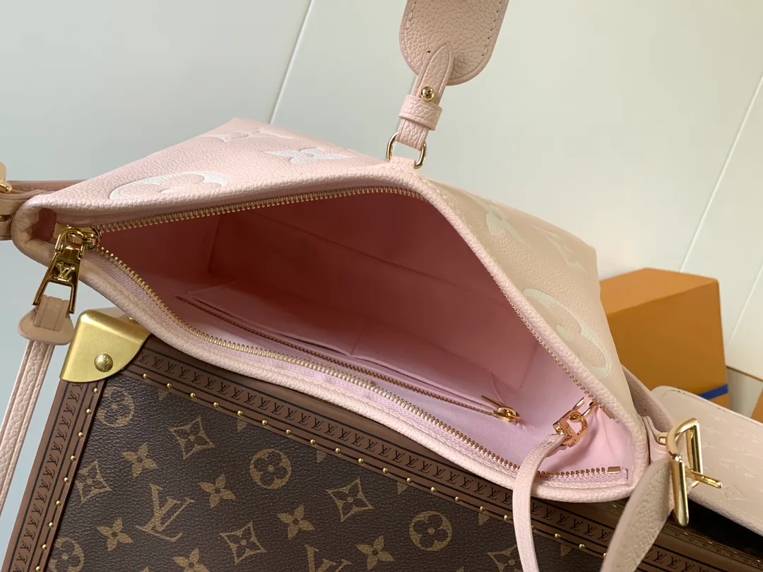 💰1180 (top layer leather) top original order, transcoding chip M14209 pink M46673 light blue M47180 apricot print M46288 black M46293 off-white M46277 apricot M11790 brown This small CarryAll handbag is made of Monogram Empreinte leather, showing the elegant style of the LV Milky Way series. The metal hardware and detachable name tag add to the sophisticated feel, and the interior pockets can safely store valuables. It can be carried by hand or by the shoulder strap to explore more carrying methods.  24 x 12 x 29.5 cm (H x W x L) Embossed grained cowhide Leather trim Textile lining Metal hardware Zip closure Internal slip pocket Internal zipper pocket Removable name tag Holds smartphone, 10" tablet, keys, Zippy wallet and headphones Shoulder strap: removable, adjustable Half-length strap: 32.0 cm Half-length strap adjustable to: 50.0 cm