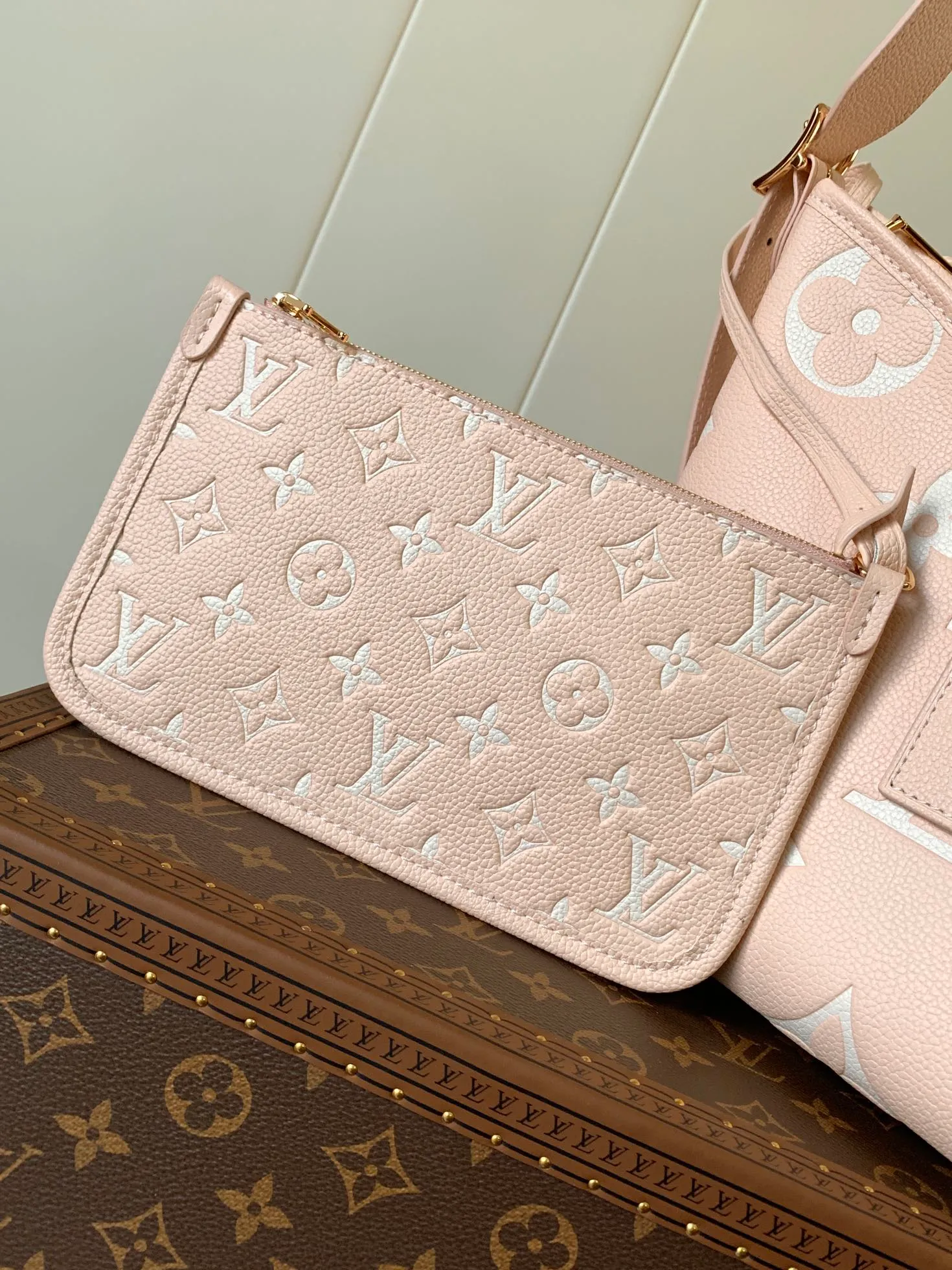 💰1180 (top layer leather) top original order, transcoding chip M14209 pink M46673 light blue M47180 apricot print M46288 black M46293 off-white M46277 apricot M11790 brown This small CarryAll handbag is made of Monogram Empreinte leather, showing the elegant style of the LV Milky Way series. The metal hardware and detachable name tag add to the sophisticated feel, and the interior pockets can safely store valuables. It can be carried by hand or by the shoulder strap to explore more carrying methods.  24 x 12 x 29.5 cm (H x W x L) Embossed grained cowhide Leather trim Textile lining Metal hardware Zip closure Internal slip pocket Internal zipper pocket Removable name tag Holds smartphone, 10" tablet, keys, Zippy wallet and headphones Shoulder strap: removable, adjustable Half-length strap: 32.0 cm Half-length strap adjustable to: 50.0 cm