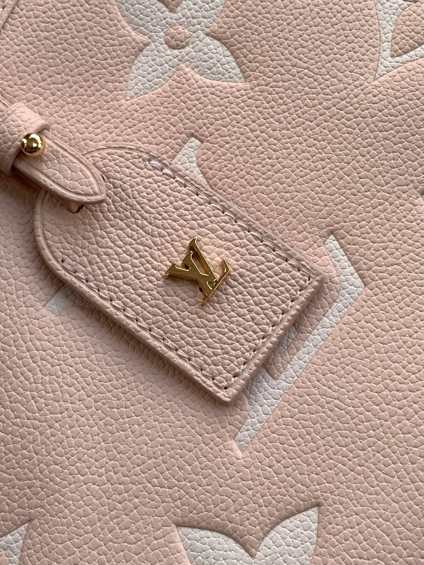 💰1180 (top layer leather) top original order, transcoding chip M14209 pink M46673 light blue M47180 apricot print M46288 black M46293 off-white M46277 apricot M11790 brown This small CarryAll handbag is made of Monogram Empreinte leather, showing the elegant style of the LV Milky Way series. The metal hardware and detachable name tag add to the sophisticated feel, and the interior pockets can safely store valuables. It can be carried by hand or by the shoulder strap to explore more carrying methods.  24 x 12 x 29.5 cm (H x W x L) Embossed grained cowhide Leather trim Textile lining Metal hardware Zip closure Internal slip pocket Internal zipper pocket Removable name tag Holds smartphone, 10" tablet, keys, Zippy wallet and headphones Shoulder strap: removable, adjustable Half-length strap: 32.0 cm Half-length strap adjustable to: 50.0 cm
