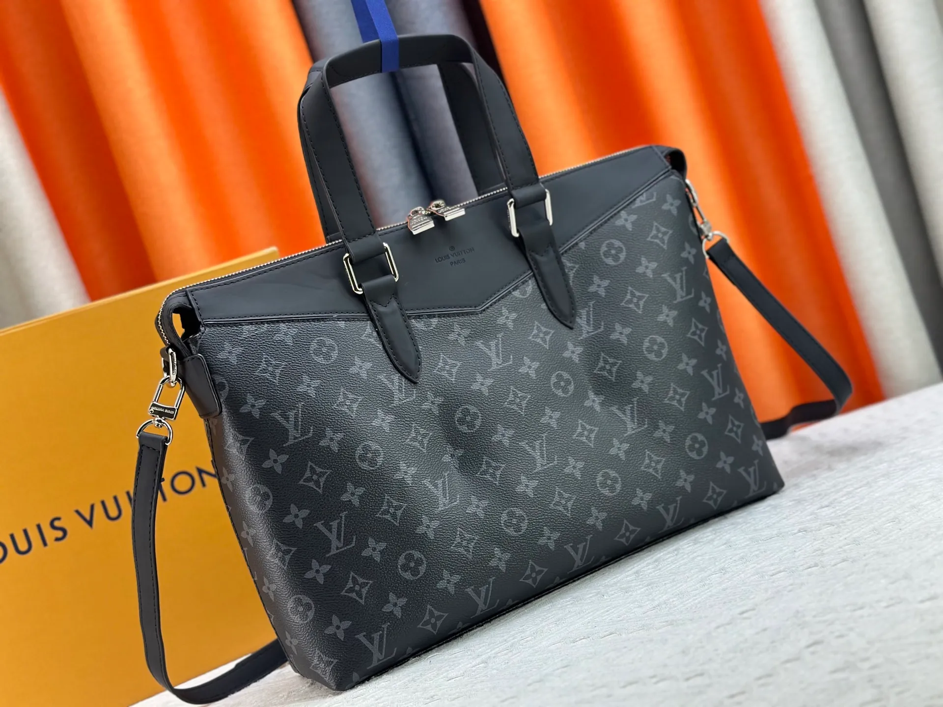 P300 Original 🔥N40566 Fujiwara Hiroshi Lightning⚡️⚡️ Series Men's Official Document This series is based on Louis Vuitton's most classic Monogram leather series. The colors are dark blue and black. Louis Vuitton's most famous classic bag. The highlight of the collaboration is the silver Fragment Design lightning logo in the details. "LV and Lightning" There is nothing more exciting than putting these two logos together. Spacious inner bag compartment, Eclipse Monogram canvas fabric lining, Epi leather and fabric accessories, silver metal accessories, adjustable and removable leather shoulder strap, top leather handle