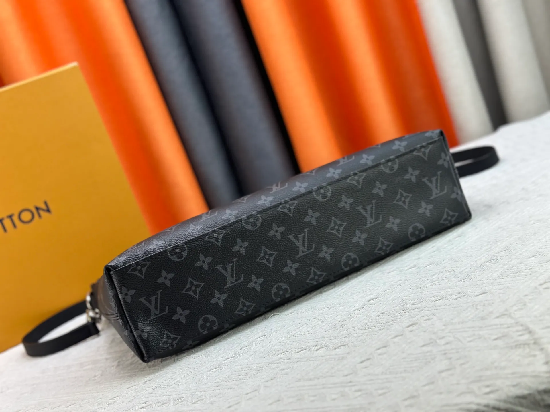 P300 Original 🔥N40566 Fujiwara Hiroshi Lightning⚡️⚡️ Series Men's Official Document This series is based on Louis Vuitton's most classic Monogram leather series. The colors are dark blue and black. Louis Vuitton's most famous classic bag. The highlight of the collaboration is the silver Fragment Design lightning logo in the details. "LV and Lightning" There is nothing more exciting than putting these two logos together. Spacious inner bag compartment, Eclipse Monogram canvas fabric lining, Epi leather and fabric accessories, silver metal accessories, adjustable and removable leather shoulder strap, top leather handle