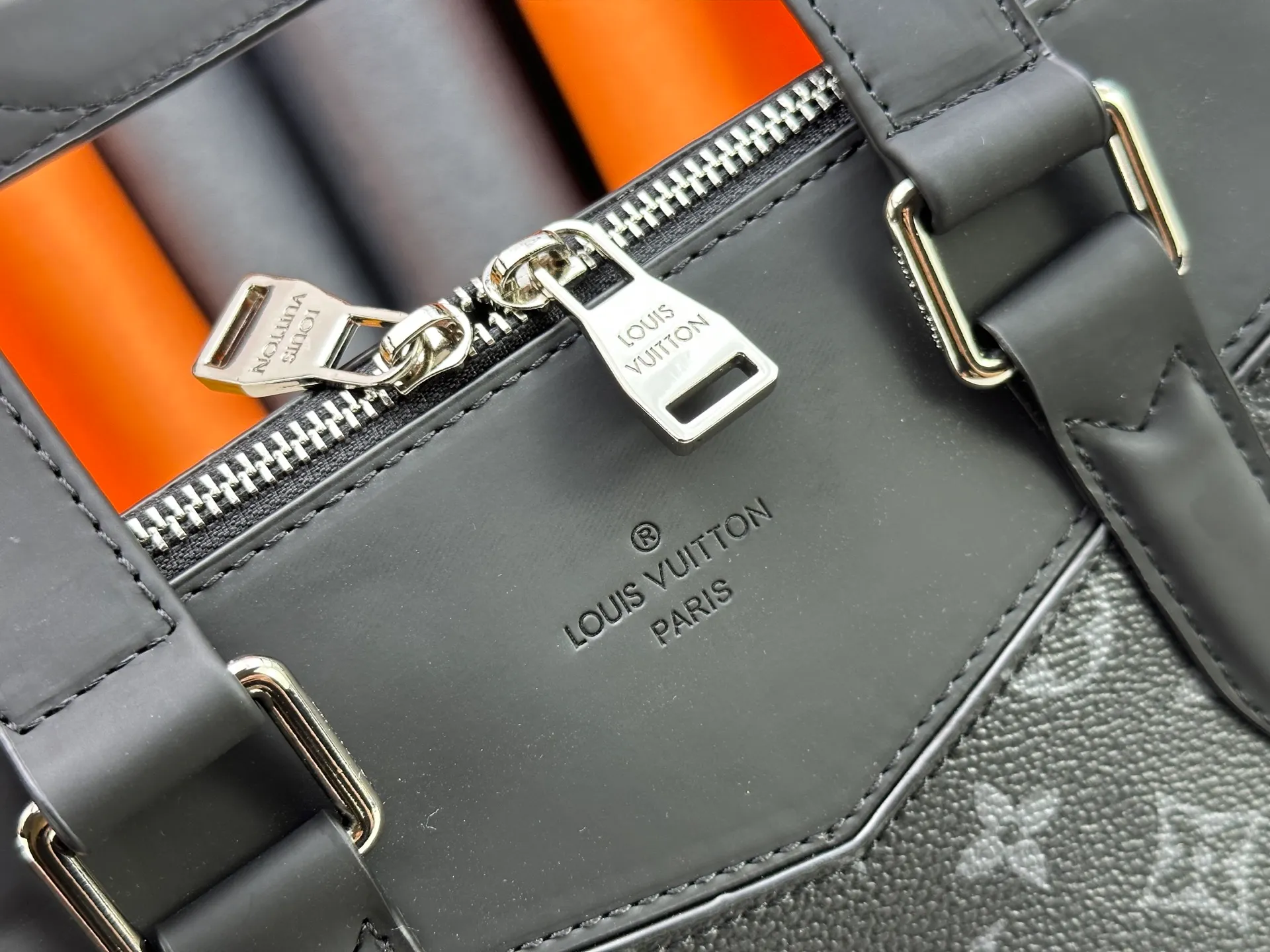 P300 Original 🔥N40566 Fujiwara Hiroshi Lightning⚡️⚡️ Series Men's Official Document This series is based on Louis Vuitton's most classic Monogram leather series. The colors are dark blue and black. Louis Vuitton's most famous classic bag. The highlight of the collaboration is the silver Fragment Design lightning logo in the details. "LV and Lightning" There is nothing more exciting than putting these two logos together. Spacious inner bag compartment, Eclipse Monogram canvas fabric lining, Epi leather and fabric accessories, silver metal accessories, adjustable and removable leather shoulder strap, top leather handle