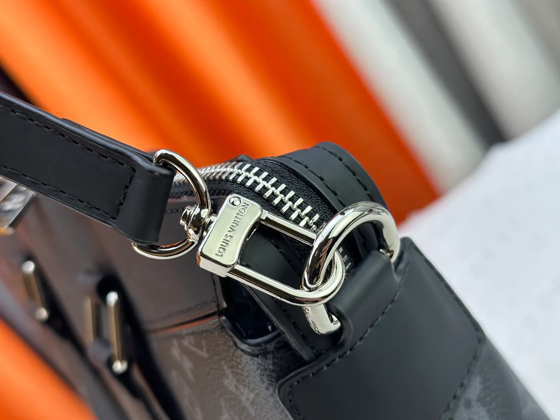 P300 Original 🔥N40566 Fujiwara Hiroshi Lightning⚡️⚡️ Series Men's Official Document This series is based on Louis Vuitton's most classic Monogram leather series. The colors are dark blue and black. Louis Vuitton's most famous classic bag. The highlight of the collaboration is the silver Fragment Design lightning logo in the details. "LV and Lightning" There is nothing more exciting than putting these two logos together. Spacious inner bag compartment, Eclipse Monogram canvas fabric lining, Epi leather and fabric accessories, silver metal accessories, adjustable and removable leather shoulder strap, top leather handle