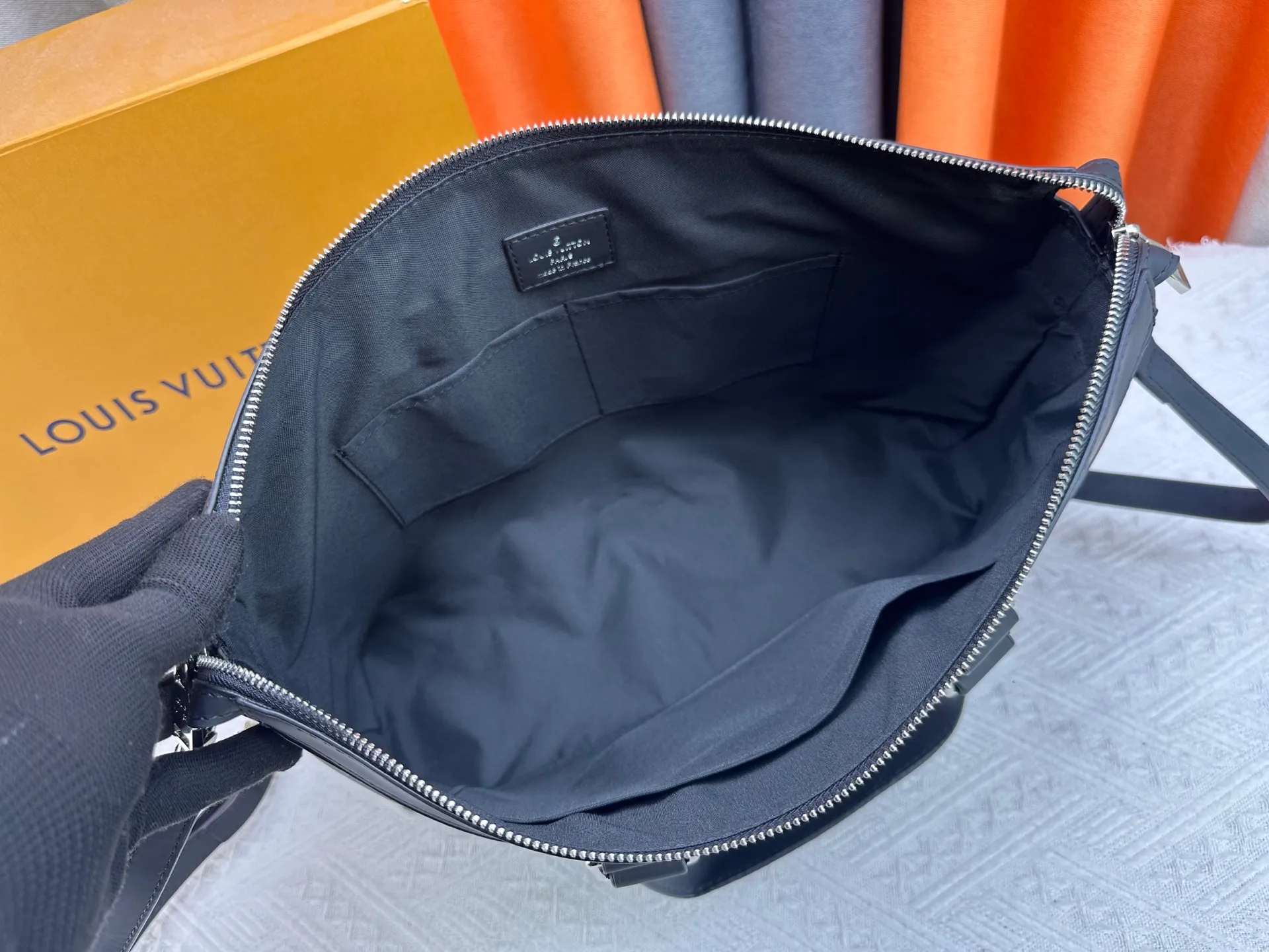 P300 Original 🔥N40566 Fujiwara Hiroshi Lightning⚡️⚡️ Series Men's Official Document This series is based on Louis Vuitton's most classic Monogram leather series. The colors are dark blue and black. Louis Vuitton's most famous classic bag. The highlight of the collaboration is the silver Fragment Design lightning logo in the details. "LV and Lightning" There is nothing more exciting than putting these two logos together. Spacious inner bag compartment, Eclipse Monogram canvas fabric lining, Epi leather and fabric accessories, silver metal accessories, adjustable and removable leather shoulder strap, top leather handle