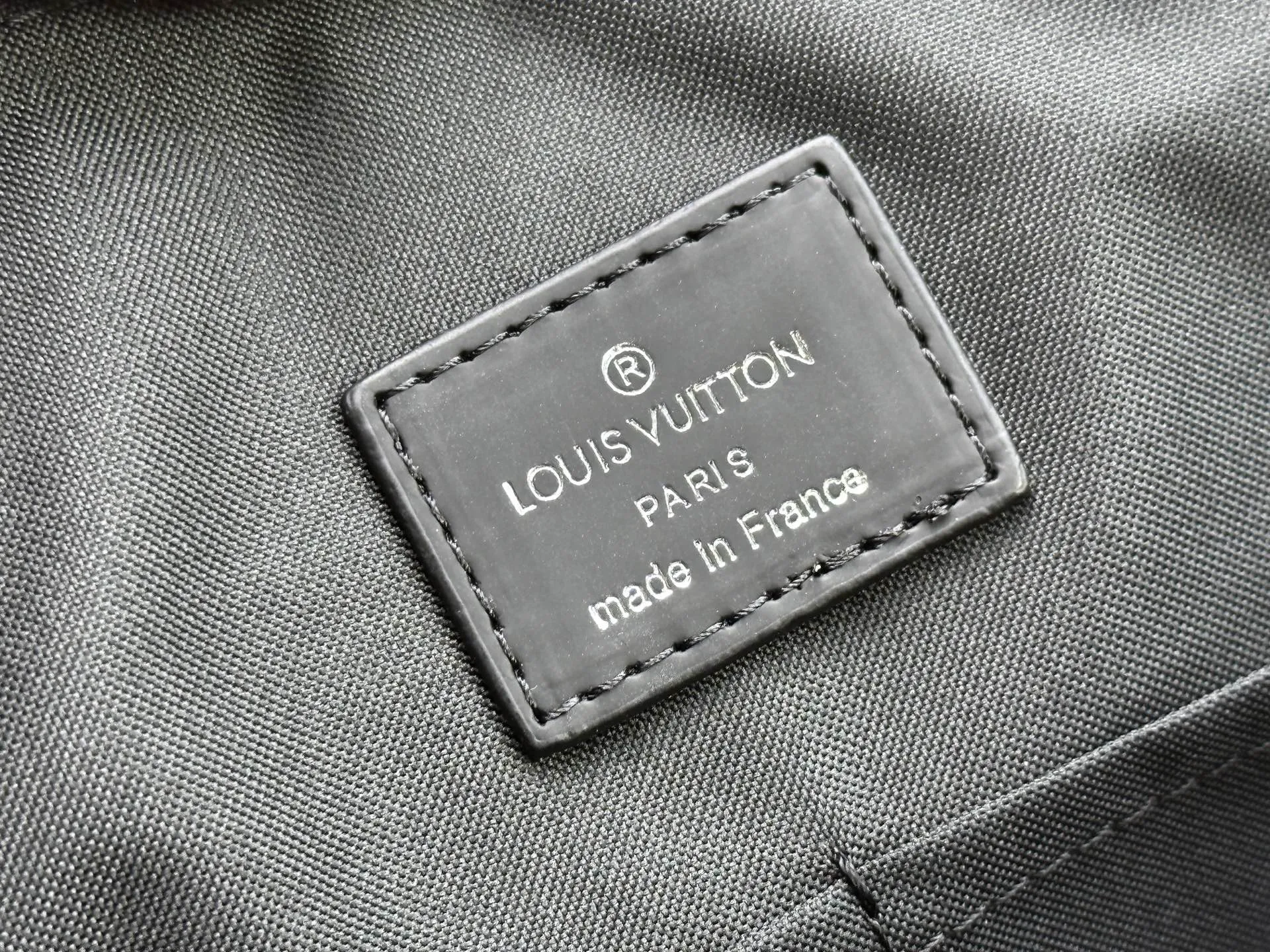 P300 Original 🔥N40566 Fujiwara Hiroshi Lightning⚡️⚡️ Series Men's Official Document This series is based on Louis Vuitton's most classic Monogram leather series. The colors are dark blue and black. Louis Vuitton's most famous classic bag. The highlight of the collaboration is the silver Fragment Design lightning logo in the details. "LV and Lightning" There is nothing more exciting than putting these two logos together. Spacious inner bag compartment, Eclipse Monogram canvas fabric lining, Epi leather and fabric accessories, silver metal accessories, adjustable and removable leather shoulder strap, top leather handle