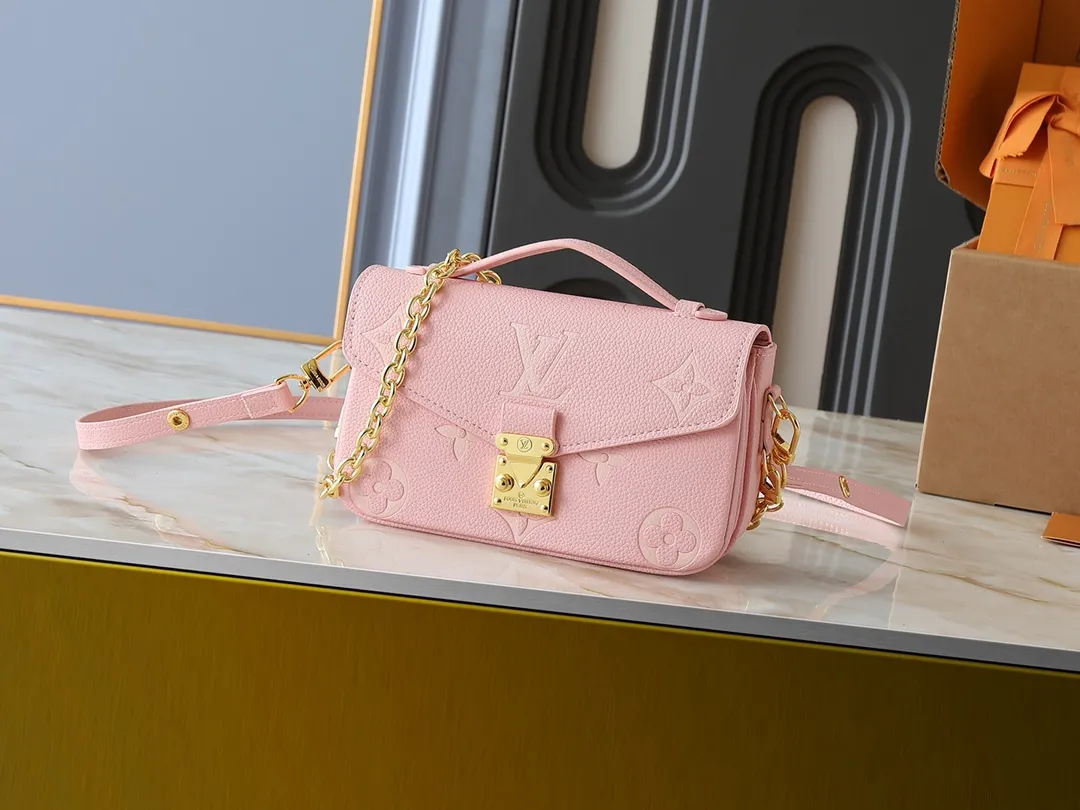 💰240💰Upgraded from the original M47045 M23940 M46595 M22942 M23081 M46596 M46279 This Pochette Métis East West handbag is made of Monogram Empreinte embossed leather, showing the fusion of brand style and modern elements. The traditional S-lock clasp and detachable short chain have a metallic sheen, and the sophisticated construction includes a neat interior and adjustable shoulder straps for easy urban mobility. Dimensions: 21.5 x 13.5 x 6.0 cm (length x height x width)